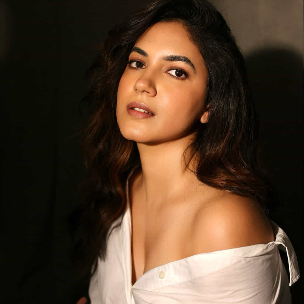 టాలీవుడ్ ఇండస్ట్రీలో అందం, అభినయంతో అడియన్స్ హృదయాలు గెలుచుకున్న హీరోయిన్లలో రీతూ వర్మ ఒకరు. ఈముద్దుగుమ్మ అచ్చతెలుగమ్మాయి.. అద్భుతమైన నటనతో ప్రేక్షకులను కట్టిపడేసింది ఈ చిన్నది. ఆమె నటించిన సినిమాలన్నీ మంచి విజయాలను అందుకున్నాయి.