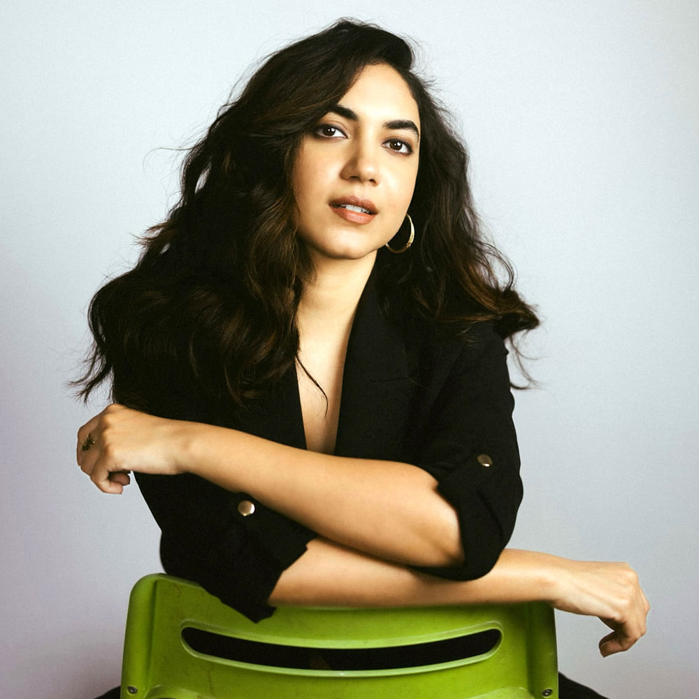 చిన్న, మీడియం రేంజ్ హీరోలతోనే సినిమాలు చేస్తుంది. ఇప్పటికే నటిగా తనను తాను ప్రూవ్ చేసుకుంది రీతూ వర్మ. కానీ కమర్షియల్ హీరోయిన్ గా మాత్రం సక్సెస్ కాలేదు. ప్రస్తుతం ఈ అమ్మడు సరైన బ్రేక్ కోసం ఎదురుచూస్తుంది. సోషల్ మీడియాలో వరుస ఫోటోషూట్స్ చేస్తుంది.