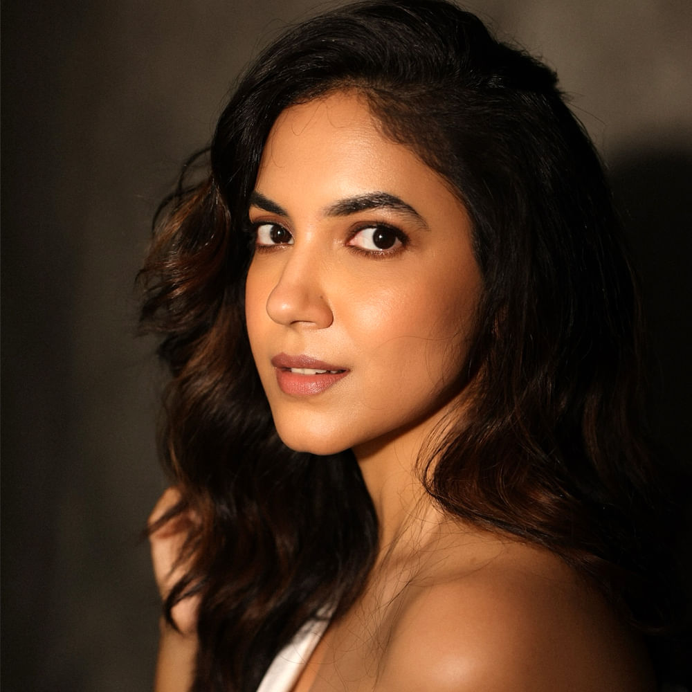 రీసెంట్ గా గ్లామర్ డోస్ పెంచి సోషల్ మీడియాను షేక్ చేస్తుంది. ఓ రేంజ్ లో అందాలు ఆరబోస్తూ కుర్రాళ్లను కవ్విస్తుంది రీతూ.. తాజాగా కొన్ని ఫోటోలు వదిలింది ఈ ముద్దుగుమ్మ. ఈ ఫోటోలకు కుర్రాళ్ళు ఫిదా అవుతున్నారు. ఓ రేంజ్ లో కామెంట్స్ చేస్తున్నారు.