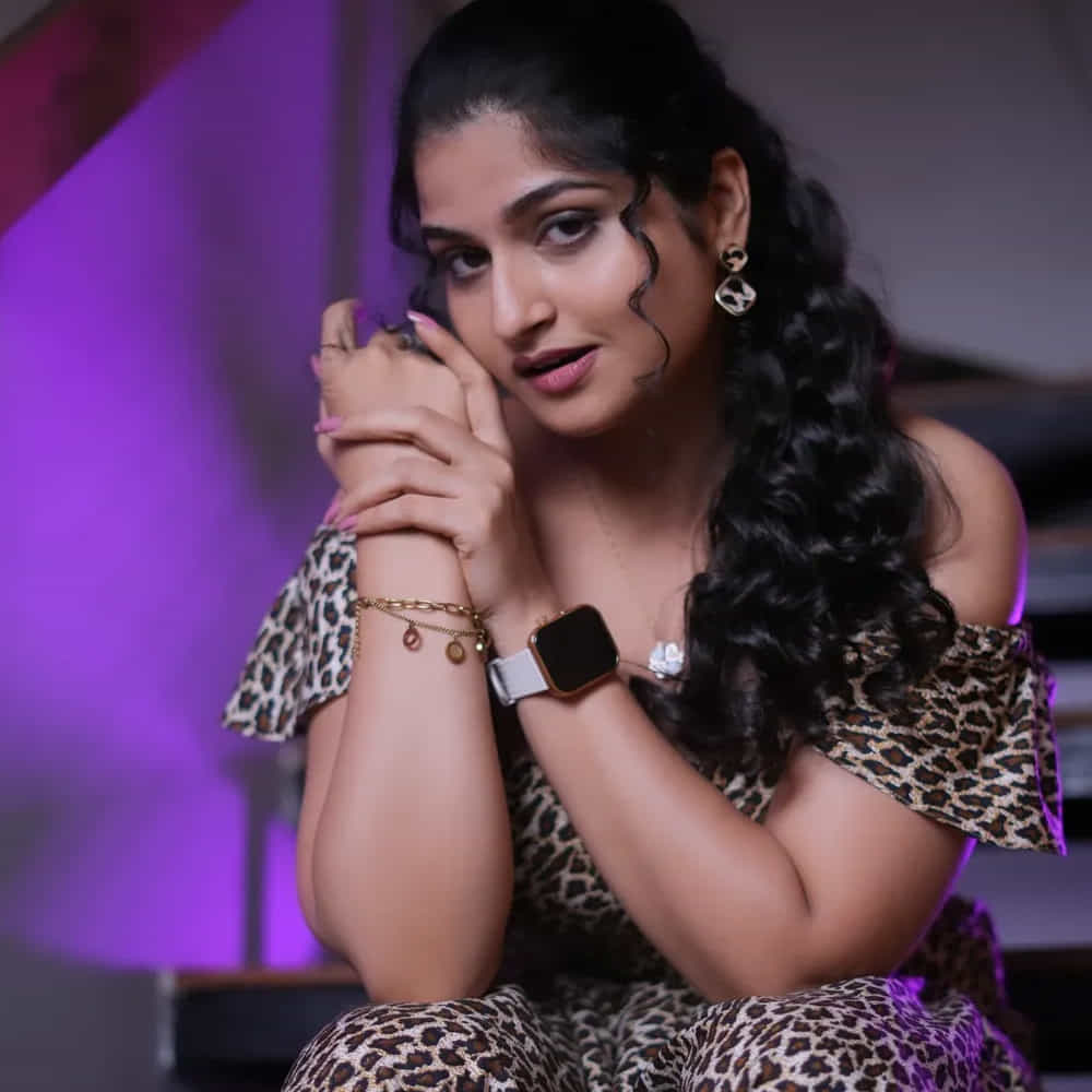 అందులో రింగు రింగుల జుట్టు.. కిల్లింగ్ చూపులు.. మోడ్రన్ డ్రెస్సులో కట్టిపడేస్తుంది. ప్రస్తుతం ఈ ఫోటోస్ నెటిజన్లను ఆకట్టుకుంటున్నాయి. దీంతో నెటిజన్స్ క్రేజీ కామెంట్స్ చేస్తున్నారు. ప్రస్తుతం బ్రహ్మముడి సీరియల్ కు తెలుగులో మంచి రెస్పాన్స్ వస్తుంది.