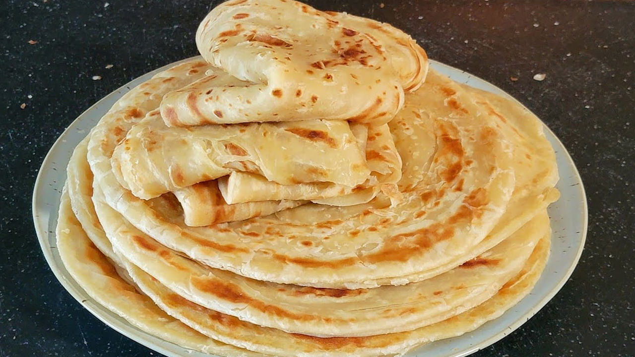 మెత్తని రోటీలు కావాలంటే ఏం చేయాలి?- చాలా మంది రోటీలు మృదువుగా చేయడానికి నెయ్యి వేస్తారు. కానీ ఆచార్య బాలకృష్ణ మరొక సులభమైన పరిష్కారాన్ని సూచిస్తారు. మీ రోటీలు గట్టిగా మారి, నెయ్యితో మెత్తగా చేసే అలవాటు ఉంటే, పిండిని పిసికి కలుపుతున్నప్పుడు కొద్దిగా నెయ్యి కలపండి. దీనివల్ల రోటీలు మృదువుగా, తినడానికి తేలికగా ఉంటాయి. ఈ పద్ధతి రోటీలు త్వరగా జీర్ణం కావడానికి కూడా సహాయపడుతుంది.