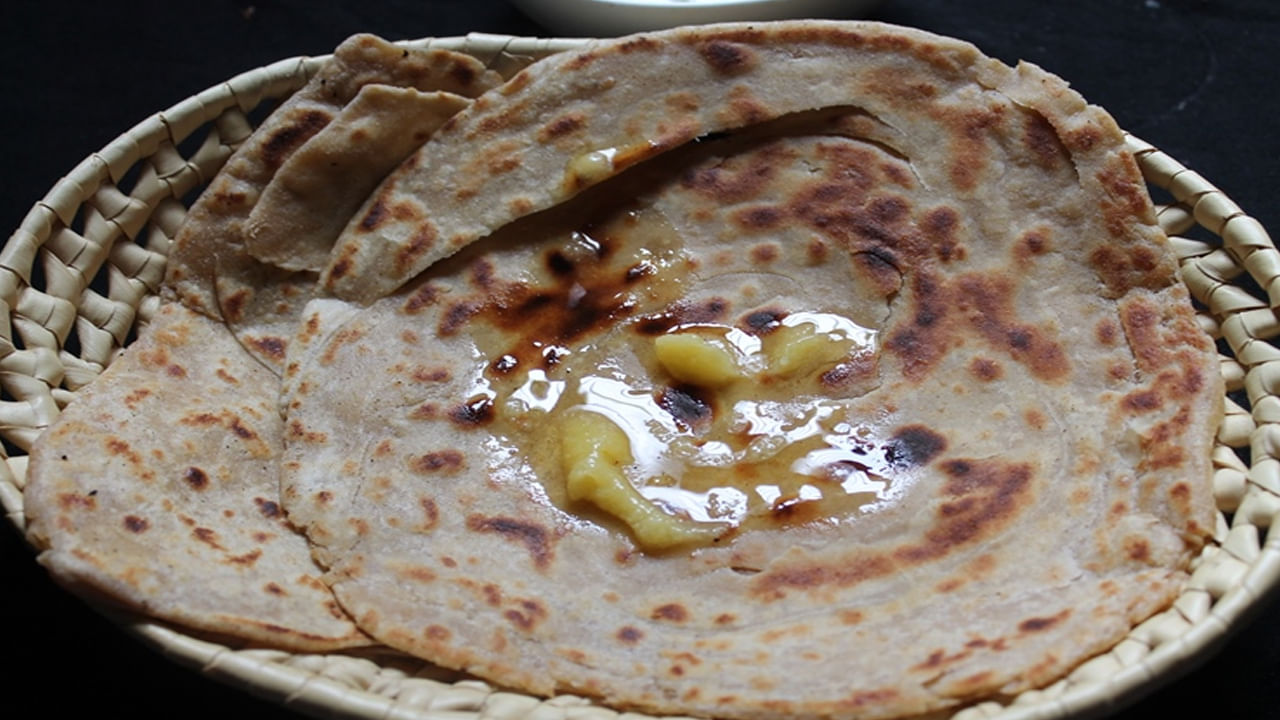 నెయ్యితో రోటీలు తినడం సరైనదేనా..? అనే విషయంపై పతంజలి యోగపీఠం అధిపతి, ఆయుర్వేదంలో నిపుణుడు ఆచార్య బాలకృష్ణ విలువైన సమాచారాన్ని అందించారు. ఆయుర్వేదంలో నెయ్యిని అమృతం లాంటి ఔషధంగా పరిగణిస్తారని ఆచార్య బాలకృష్ణ తన యూట్యూబ్ ఛానల్ ద్వారా వివరించారు. దీనిలోని ఆరోగ్యకరమైన కొవ్వు ఆమ్లాలు, A, D, E, K వంటి విటమిన్లు శరీరానికి చాలా అవసరం. అవి జీర్ణక్రియను మెరుగుపరచడమే కాకుండా శరీర రోగనిరోధక శక్తిని కూడా బలోపేతం చేస్తాయి. అయితే, సరిగ్గా ఉపయోగించకపోతే ఈ నెయ్యి జీర్ణక్రియకు అంతరాయం కలిగిస్తుంది. అజీర్ణం, గ్యాస్, బరువు వంటి సమస్యలను కలిగిస్తుంది.