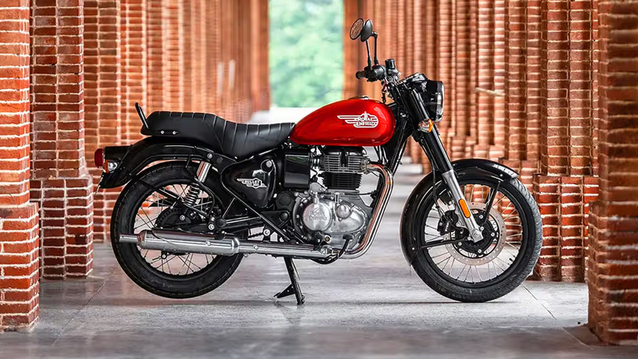 రాయల్ ఎన్‌ఫీల్డ్ క్లాసిక్ 350: ప్రతి ఒక్కరి ఫేవరెట్‌ బైక్‌, రాయల్‌ లుక్‌, పవర్‌ ఫుల్‌ సౌండ్‌తో ద్విచక్రవాహనాల మార్కెట్‌లో తనదైన ముద్రవేసుకున్న రాయల్‌ ఎన్‌ఫిల్డ్‌ క్లాసిక్‌ 350 బైక్‌ను ఇప్పుడు ఐఫోన్‌ ధరకే మీరు సొంత చేసుకోవచ్చు. అదెలాగంటే.. దేశంలో తాజాగా అమల్లోకి వచ్చిన జీఎస్టీ 2.0 సవరణల, పండగ ఆఫర్స్‌ తర్వాత ఈ బైక్‌ కేవలం రూ. 1.81 లక్షల నుంచి రూ. 2.16 లక్షల మధ్య  కస్టమర్లకు అందుబాటులో ఉండనుంది. మీరు ఐఫోన్‌ కొనడం కన్నా.. దీన్ని తీసుకోవడం చాలా ఉత్తమం. 