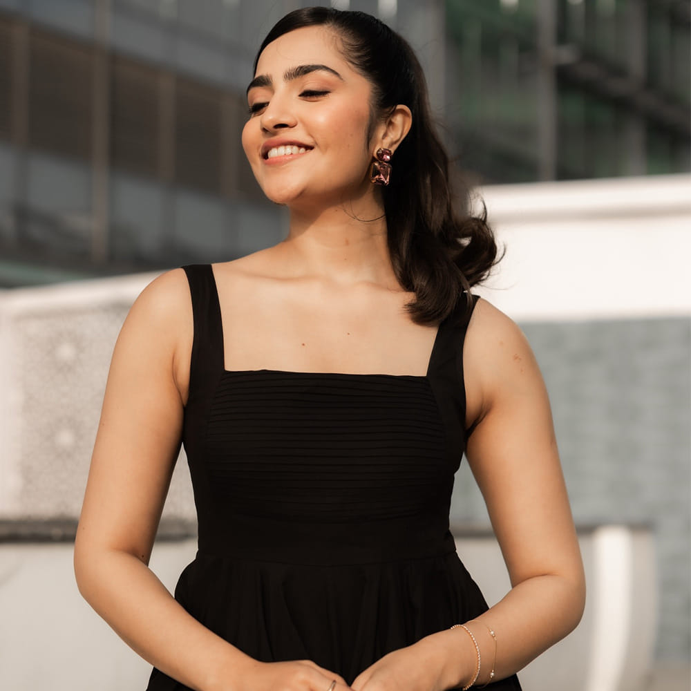 రుక్మిణి వసంత్.. నిన్నటి వరకు కేవలం కన్నడలో మాత్రమే ఎక్కువగా వినిపించిన పేరు. ఇప్పటికే అక్కడ సప్త సాగరాలు దాటి, బఘీరా లాంటి సినిమాలతో స్టార్ అయిన ఈ బ్యూటీ.. ఇప్పుడు తమిళ, తెలుగుపై కూడా ఫోకస్ చేసారు. 