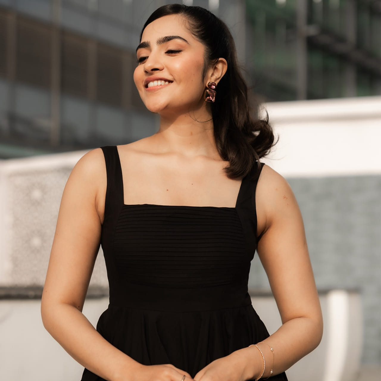 రుక్మిణి వసంత్.. నిన్నటి వరకు కేవలం కన్నడలో మాత్రమే ఎక్కువగా వినిపించిన పేరు. ఇప్పటికే అక్కడ సప్త సాగరాలు దాటి, బఘీరా లాంటి సినిమాలతో స్టార్ అయిన ఈ బ్యూటీ.. ఇప్పుడు తమిళ, తెలుగుపై కూడా ఫోకస్ చేసారు. 