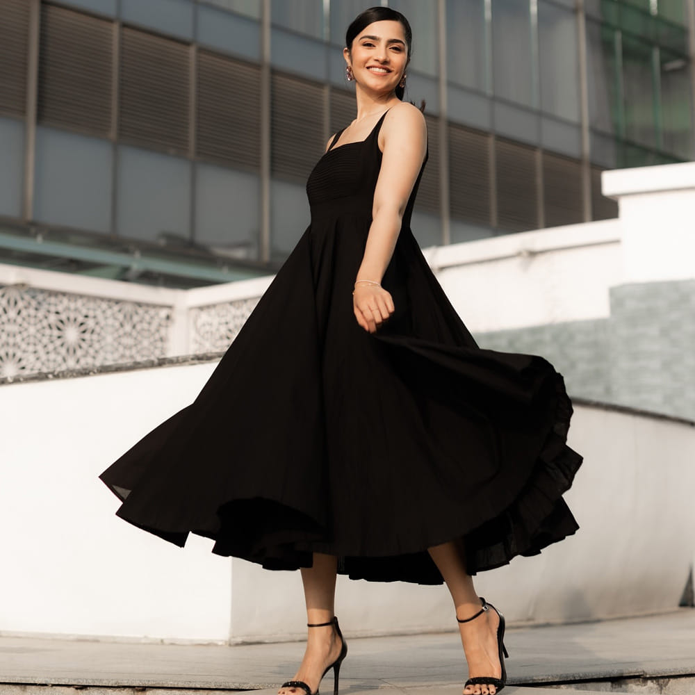 వీటితో పాటు విక్రమ్ తనయుడు ధృవ్ నెక్ట్స్ సినిమాలో రుక్మిణి పేరు వినిపిస్తుంది. మొత్తానికి మరో మీనాక్షి చౌదరి, శ్రీలీలలా కాకుండా.. ఈమె అయినా వచ్చిన క్రేజ్‌ను సరిగ్గా వాడుకుంటారా లేదా చూడాలి. 