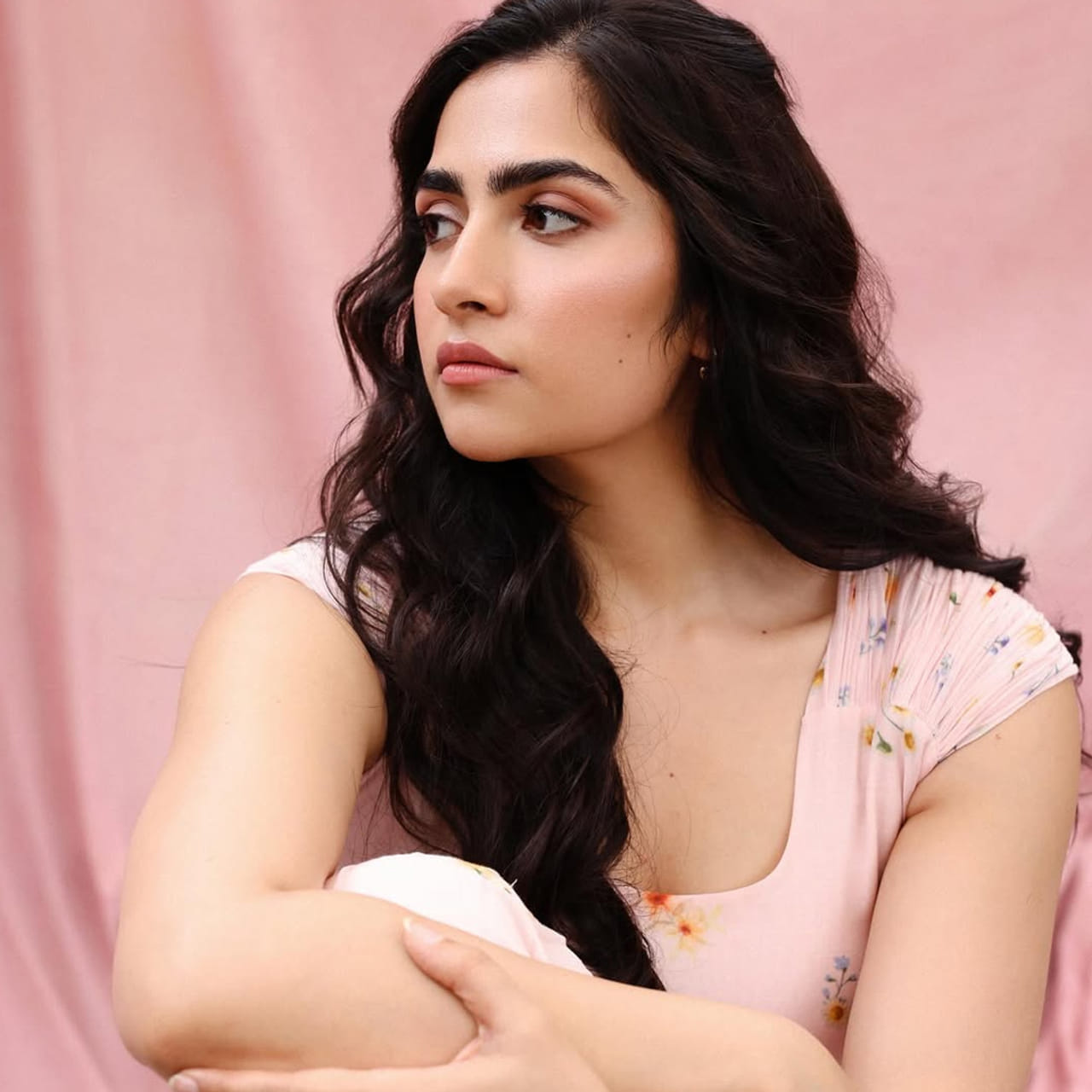  తెలుగులో ఇప్పుడు వరుస అవకాశాలు అందుకుంటూ ఫుల్ జోష్ మీద దూసుకుపోతుంది. ఒక్క సినిమాతోనే స్టార్ డమ్ సంపాదించుకున్న ఈ హీరోయిన్.. ఇప్పుడు స్టార్ హీరోల పక్కన కనిపించనుంది. ఇంతకీ ఈ ముద్దుగుమ్మ ఎవరో తెలుసా.. ? సౌత్ ఇండస్ట్రీలో విపరీతమైన ఫ్యాన్ ఫాలోయింగ్ సొంతం చేసుకుంది. 