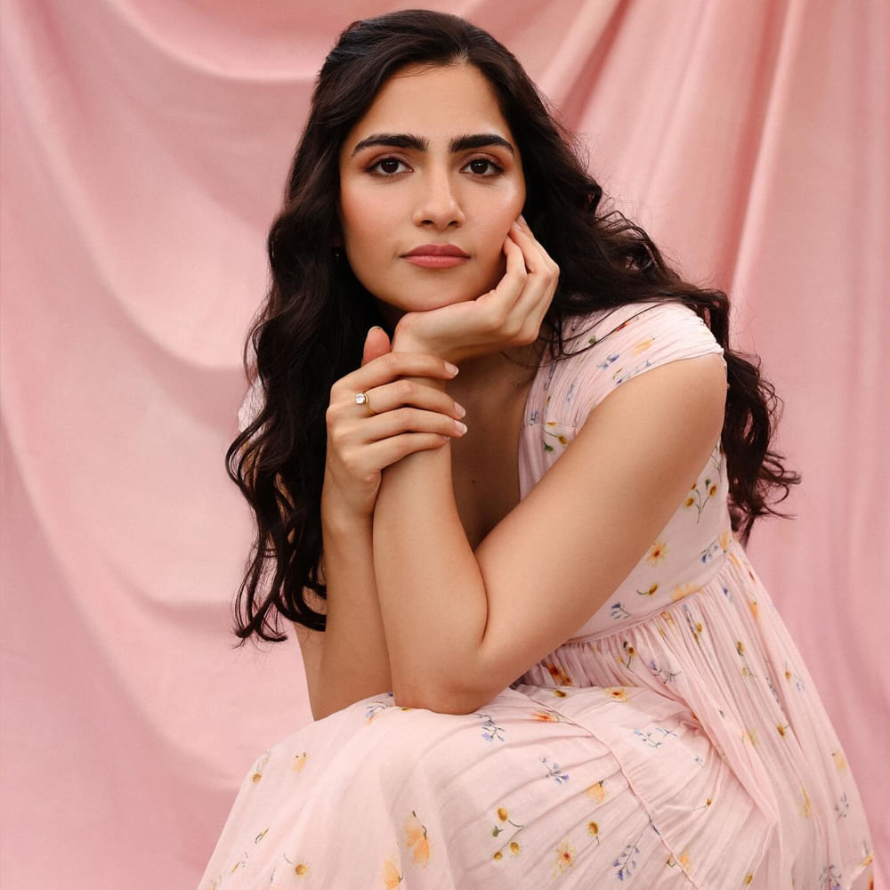 కన్నడ బ్యూటీ ఆషికా రంగనాథ్‌ కూడా రవితేజ, కిషోర్ తిరుమల సినిమాతో పాటు విశ్వంభరలో నటిస్తున్నారు. మొత్తానికి ఈ బ్యూటీస్ అంతా క్లిక్ అయితే కొన్నాళ్ల పాటు హీరోయిన్ కష్టాలు తీరిపోయినట్లే.
