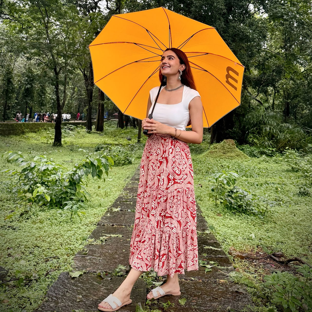 టాలీవుడ్ లో ఎంతో మంది కుర్ర హీరోయిన్స్ తమ అందచందాలతో ఆకట్టుకుంటున్నారు. అలాంటి వారిలో రుక్సార్ ధిల్లన్ ఒకరు. నేచురల్ స్టార్ నాని హీరోగా నటించిన కృష్ణార్జున యుద్ధం సినిమాతో మంచి క్రేజ్ తెచ్చుకుంది ఈ అందాల భామ.