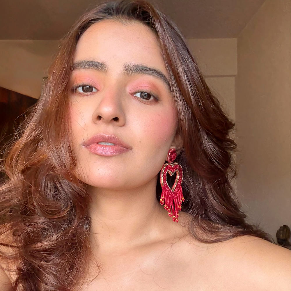 దాంతో పాటు ఇప్పుడు ఈ బ్యూటీకి అవకాశాలు కూడా తగ్గిపోయాయి. దాంతో సినిమాల పరంగా ఈ చిన్నది ఎక్కడ కనిపించడం లేదు. కానీ సోషల్ మీడియాలో మాత్రం తన అందాలతో దుమారం రేపుతోంది.