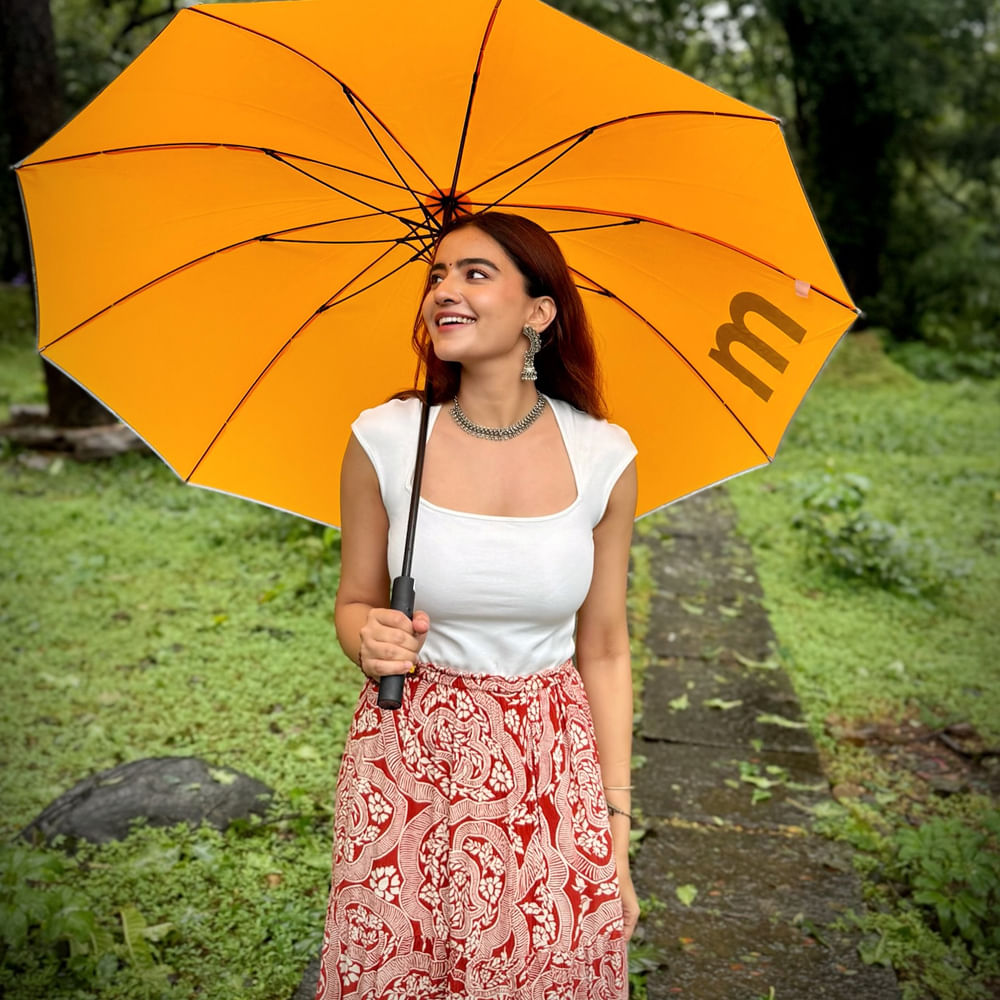 ఆతర్వాత విశ్వక్ సేన్ సినిమాలో ఛాన్స్ అందుకుంది. అశోకవనంలో అర్జున కల్యాణం సినిమాతో హిట్ అందుకుంది. ఆతర్వాత స్పార్క్ సినిమాలో నటించి మెప్పించింది ఈ అందాల భామ. అయితే ఈ చిన్నది సాలిడ్ హిట్ మాత్రం అందుకోలేక పోయింది.