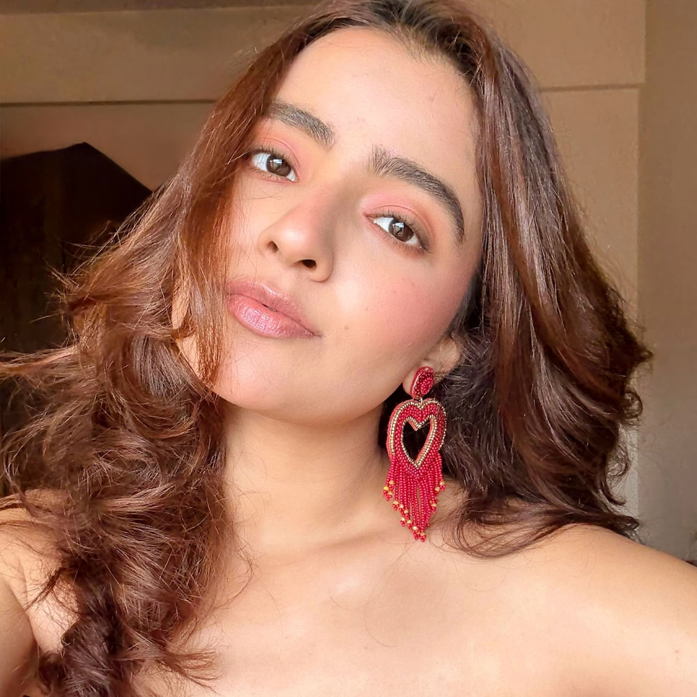 ఈ సినిమాలో అందం అభినయంతో ఆకట్టుకున్న ఈ వయ్యారి భామ. కృష్ణార్జున యుద్ధం సినిమాకంటే ముందు ఆకతాయి అనే సినిమాలో నటించింది. ఆ తర్వాత శిరీష్ హీరోగా నటించిన ఏబీసీడీ సినిమాలో నటించి మెప్పించింది రుక్సార్ ధిల్లన్.