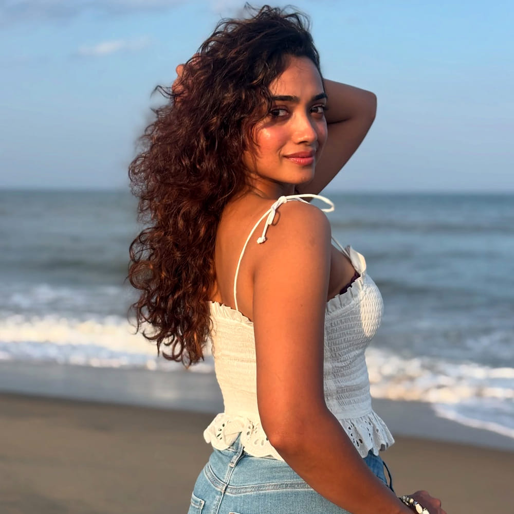 తెలుగులో రీసెంట్ గా టుక్ టుక్ అనే సినిమా చేసింది. చేసిన సినిమాలన్ని మంచి టాక్ సొంతం చేసుకున్నా ఈ భామకు మాత్రం అంతగా గుర్తింపు రాలేదు. సినిమా పరిశ్రమలో తనదైన ముద్ర వేయడానికి ప్రయత్నిస్తోంది ఈ అమ్మడు. ఇప్పటికైన ఈ అమ్మడికి పెద్ద సినిమా ఆఫర్స్ వస్తాయేమో చూడాలి. 