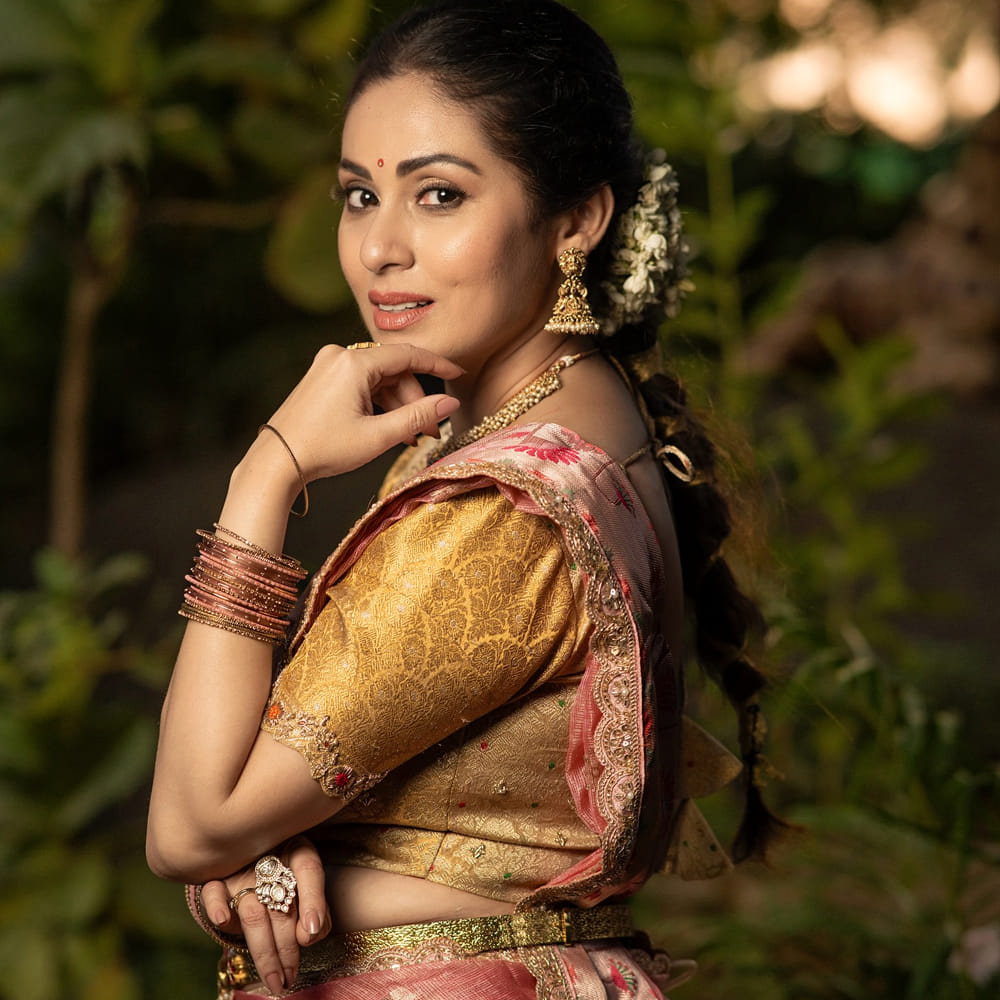  జయం సినిమా తర్వాత తెలుగు, తమిళం వరుస విజయాలు అందుకుంది. ఒకప్పుడు కుర్రాళ్ల కలల రాణి ఈ అమ్మడు. జయం సినిమాతో యూత్ హృదయాలను కొల్లగొట్టిన సదా.. ఆ తర్వాత విక్రమ్ చియాన్ నటించిన అపరిచితుడు సినిమాతో మరింత ఫేమస్ అయ్యింది. దీంతో ఈ ముద్దుగుమ్మకు వరుస ఆఫర్స్ క్యూ కట్టాయి.