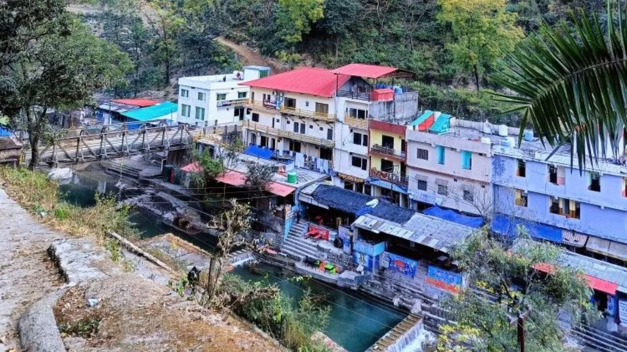 సహజ అద్భుతం సౌందర్యంతో ఆకట్టుకునే సహస్రధార అంటే హిందీలో "వెయ్యి రెట్లు వసంతం" అని అర్థం. అంతేకాదు సహస్త్రధార" అనే పేరుకు "వేల ప్రవాహాలు" లేదా "జలపాతాలు" అని కూడా అర్థం. ఈ ప్రాంతం చుట్టూ ఉన్న సున్నపురాయి శిఖరాల నుంచి ప్రవహించే అనేక జలపాతాలను సూచిస్తుంది.
