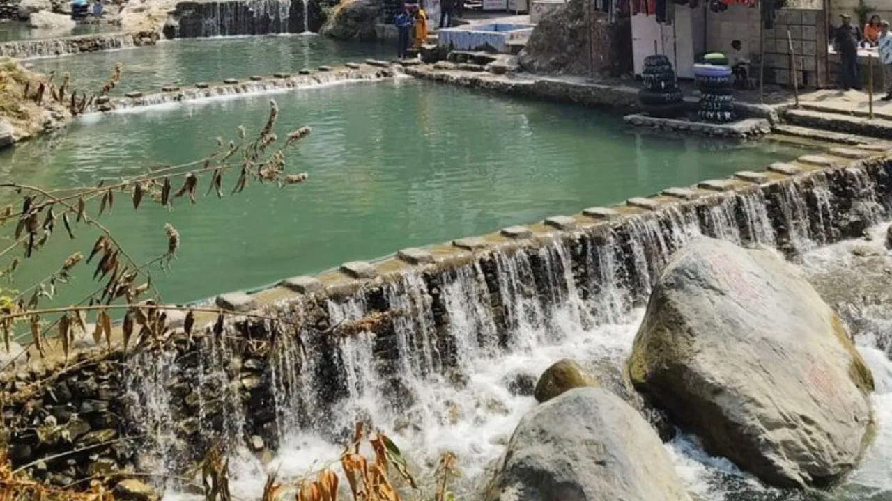  సహస్రధార చరిత్ర, పురాణాలతో నిండి ఉంది. స్థానిక పురాణాల ప్రకారం, సహస్రధార వద్ద ఉన్న నీటితో ఇంద్రుడు అనారోగ్యంతో ఉన్న తన భార్యకు నయం చేశాడు. మహాభారతంలో వివరించబడిన ప్రసిద్ధ కురుక్షేత్ర యుద్ధంలో కూడా ఈ నీరు పాత్ర పోషించిందని చెబుతారు.
