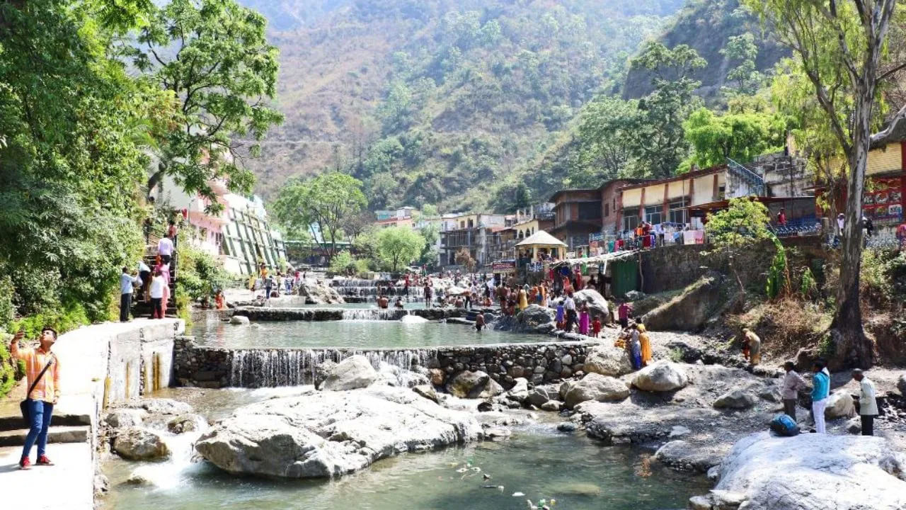 పురాణ కథల ప్రకారం మహాభారత యుద్ధం ముగిసిన తర్వాత పాండవులు పశ్చాత్తాపపడుతూ.. వారు తమ పూర్వీకులను,యు దేవతలను ప్రసన్నం చేసుకోవడానికి ఇక్కడకు వచ్చి తర్పణం విడిచినట్లు చెబుతారు. యుధిష్ఠిరుడు తన పూర్వీకుల శాంతి , మోక్షం కోసం సహస్త్రధార ప్రాంతంలో పూజలు చేశాడని కూడా చెబుతారు.
