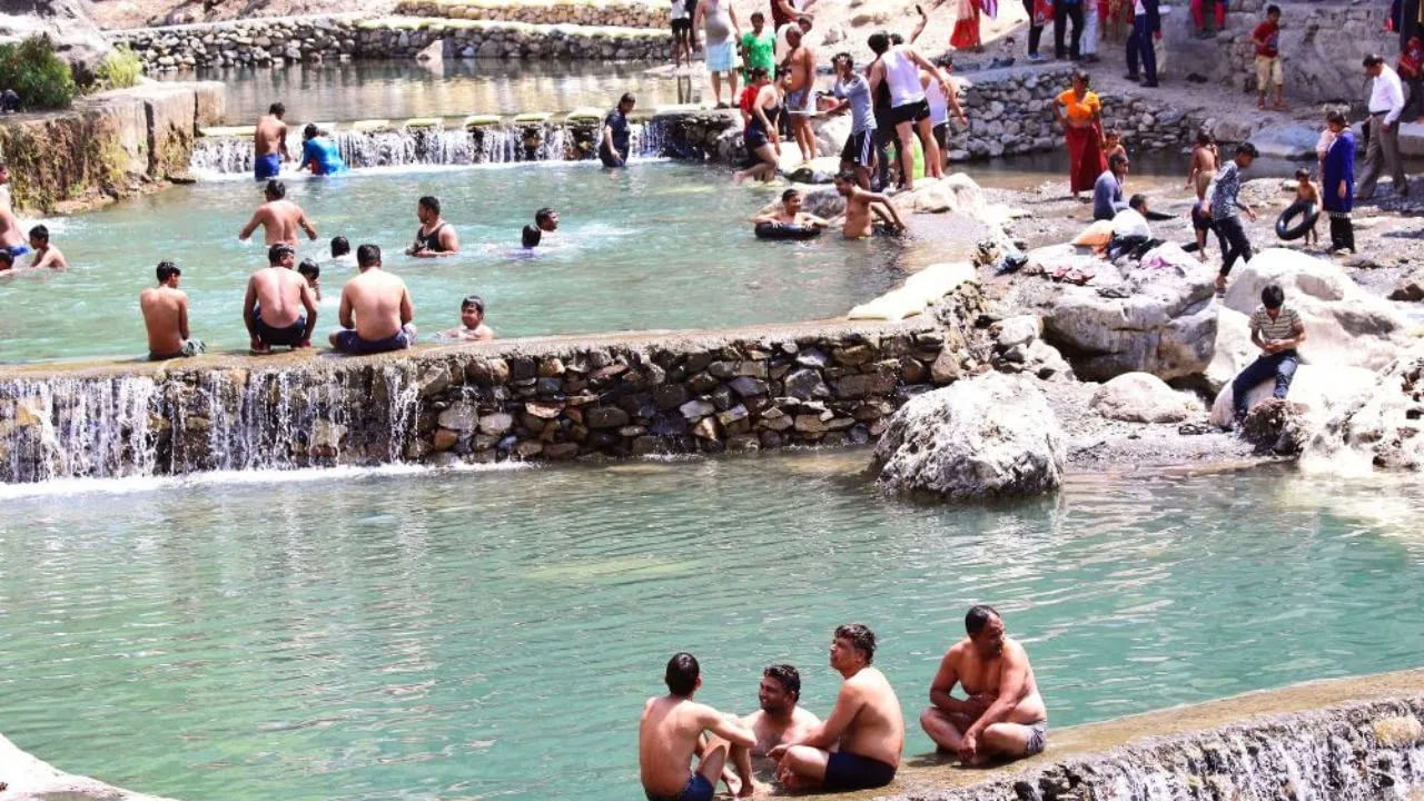 డెహ్రాడూన్ నుంచి 10-15 కిలోమీటర్ల దూరంలో ఉన్న సహస్రధార.. డెహ్రాడూన్లో ఒక ప్రధాన ఆకర్షణ. ఈ సహస్రధార మహాభారత యుగం నాటి చారిత్రాత్మకంగా ముఖ్యమైన ప్రదేశంగా పరిగణించబడుతుంది. దీంతో సహస్రధార డెహ్రాడూన్లోని ప్రధాన పర్యాటక ప్రదేశాలలో ఒకటి. సహజ సౌందర్యం, అనేక జలపాతాలు, పవిత్రమైన కొలను, రోప్వే, దేవాలయాలతో పర్యాటకులను ఆకర్షిస్తుంది.