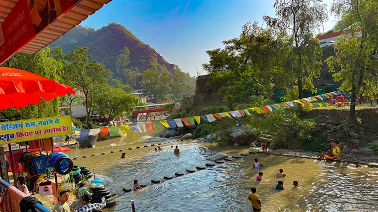 సహస్త్రధార సున్నపురాయి కొండల అడుగున ఉన్న వేడి నీటి బుగ్గలకు ప్రసిద్ధి చెందింది. ఈ వేడి నీటి బుగ్గలు వాటి చికిత్సా లక్షణాలకు ప్రసిద్ధి చెందాయి. కీళ్ల నొప్పులు, కండరాల నొప్పులు, ఇతర ఆరోగ్య సమస్యల నుంచి ఉపశమనం కోరుకునే ప్రజలకు ఇది ఒక ప్రసిద్ధ గమ్యస్థానంగా ఉంది.

