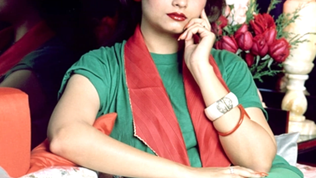 Actress : నలుగురిని ప్రేమించింది.. ముగ్గురిని పెళ్లి చేసుకుంది.. ఇప్పటికీ ఒంటరిగానే.. ఓవర్ నైట్ స్టార్ హీరోయిన్..