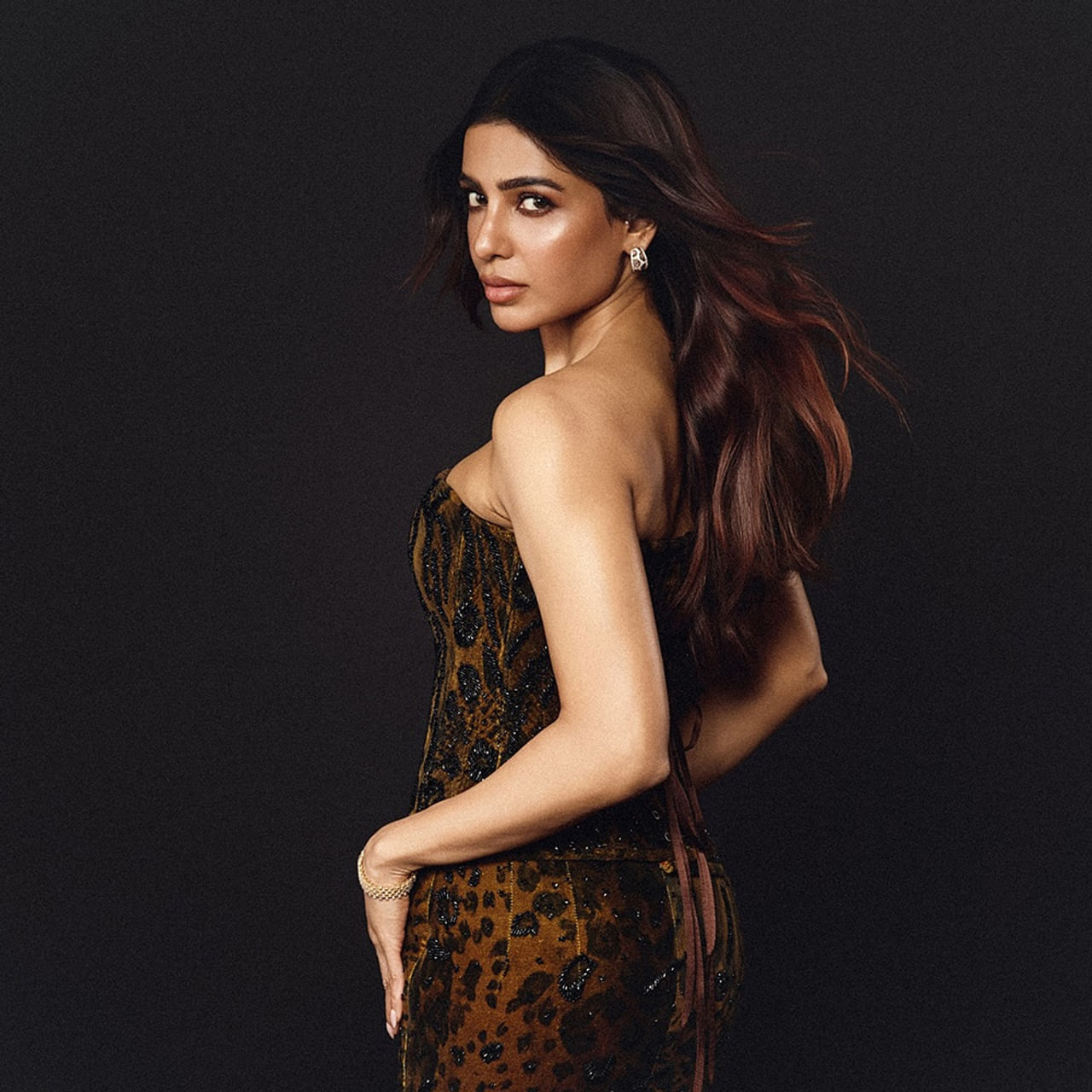 టాలీవుడ్ టాప్ హీరోయిన్ సమంత గురించి చెప్పక్కర్లేదు. ఒకప్పుడు బ్యాక్ టూ బ్యాక్ సినిమాలతో అలరించిన ఆమె.. ఇప్పుడు సినిమాలు తగ్గించేసింది. ఇదిలా ఉంటే.. తాజాగా తన ఇన్ స్టోలో షేర్ చేసిన పోస్ట్ తెగ వైరలవుతుంది. అందులో తనకు నిజమైన ప్రేమ గురించి ఎవరూ చెప్పలేదని తెలిపారు.