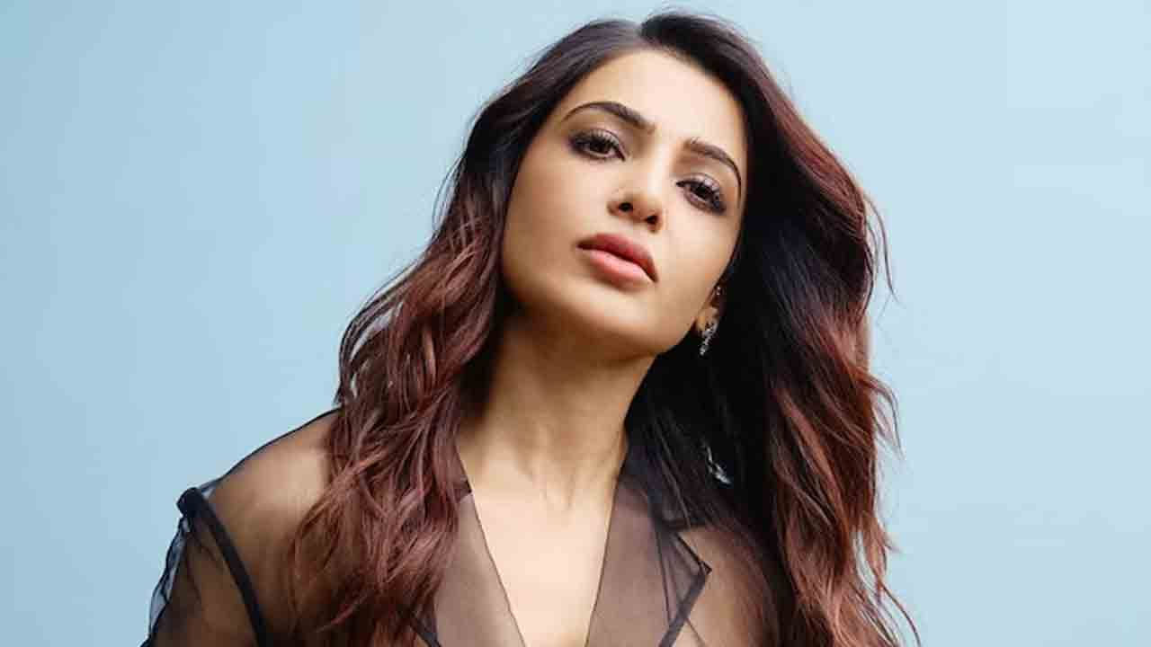 అంతే కాకుండా పలు వ్యాపారాలను ప్రారంభించి, మహిళలు ఆరోగ్యం పరంగా తీసుకోవాల్సిన చిట్కాల గురించి కూడా ఆమె తెలియజేయడం జరిగింది. అయితే తాజాగా ఓ వైద్య సదస్సులో పాల్గొన్న సమంత , ఇంట్రెస్టింగ్ కామెంట్స్ చేసింది. తాను ఎంత పెద్ద స్టార్ అనేది అందరికీ తెలిసిందే. అలాగే సమంతకు స్టార్ హీరోలకు ఉండే పాపులారిటీ ఉంటుంది. కాగా, తాజాగా సమంత తన పాపులారిటీ వెనుకున్న వారిని రివీల్ చేసింది.