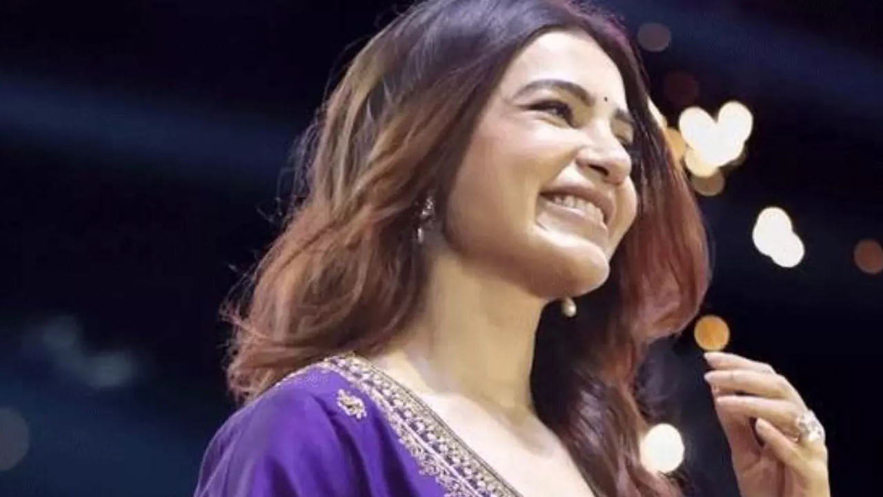 నాకు ఇంతటి పేరు ప్రఖ్యాతలు రావడానికి, నాకు స్టార్ స్టేటస్ రావడానికి, నాకు మంచి పాపులారిటీ రావడానికి ముఖ్య కారణం నా సిబ్బంది. వారు లేకపోతే ఈ రోజు నేను స్థాయిలో ఉండేదాన్ని కాదేమో, వారు నాకు సపోర్ట్ చేయడం, ప్రేక్షకులు నన్ను ఆదరించడం వల్లనే నేను ఈ స్థాయిలో ఉన్నానంటూ చెప్పుకొచ్చింది. ప్రస్తుతం సమంత చేసిన ఈ వ్యాఖ్యలు సోషల్ మీడియలో తెగ వైరల్ అవుతున్నాయి.