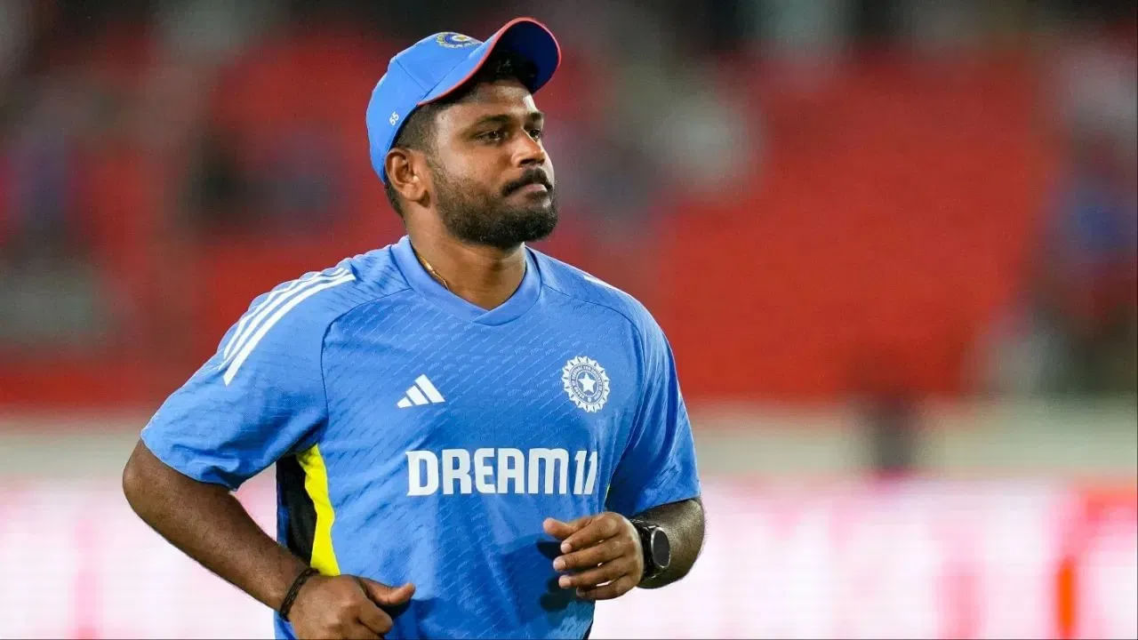 Sanju Samson Fitness: ఆసియా కప్ 2025 ప్రారంభం కాకముందే, భారత క్రికెట్‌లో ఎక్కువగా చర్చించబడే అంశం సంజు శాంసన్. జట్టు ప్రకటన వచ్చినప్పటి నుంచి, ప్రతిరోజూ శాంసన్ గురించి ఏదో ఒక ప్రకటన లేదా వార్తలు వస్తూనే ఉన్నాయి. కానీ ఇప్పుడు, టోర్నమెంట్ దగ్గరగా ఉన్నందున, శాంసన్ గురించిన వార్తలు టీమిండియా ఆందోళనను పెంచుతాయి. ఆసియా కప్‌లో టీమిండియా ప్రచారం ప్రారంభానికి కేవలం 4 రోజుల ముందు శాంసన్ ఫిట్‌నెస్ ప్రశ్నార్థకంగా మారింది. నిజానికి, టీమిండియా ప్రాక్టీస్ సెషన్‌లో, సంజు నొప్పితో కనిపించాడు. నడవడానికి ఇబ్బంది పడ్డాడు.