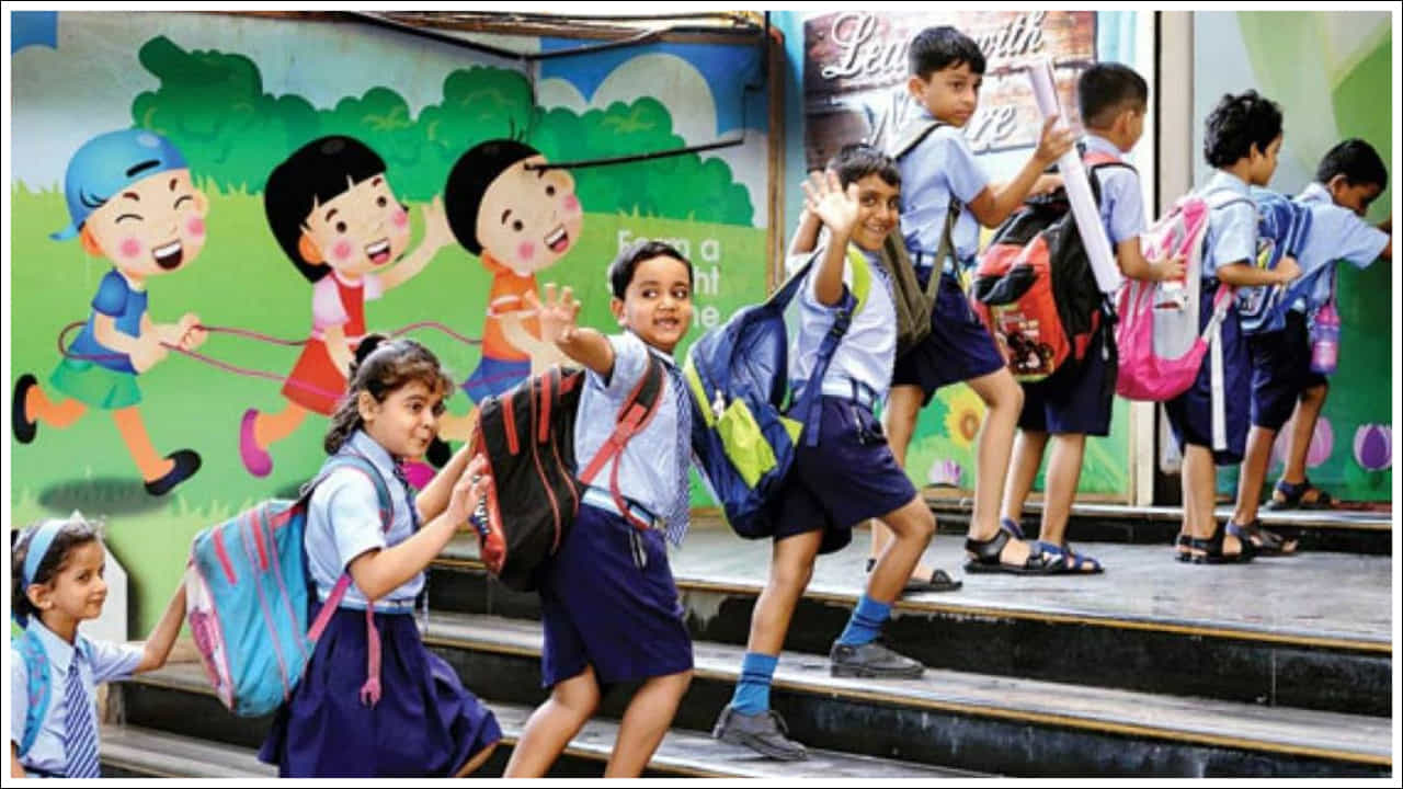 హైదరాబాద్తోపాటు చుట్టుపక్కల జిల్లాల్లో ఉన్న స్కూల్స్, కళాశాలలకు ప్రభుత్వం సెలవులు ఉండనుంది. అలాగే ఆదివారం సాధారణంగా పాఠశాలలకు సెలవు ఉండేది. ఇలా చూసుకుంటే విద్యార్థులకు వరుసగా మూడు రోజుల పాటు సెలవు ఉండనుంది.