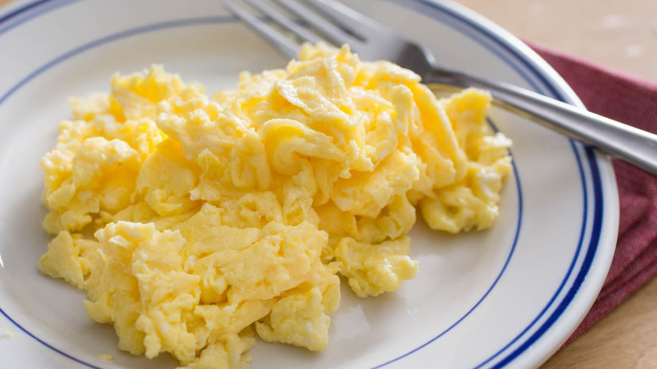 గిలకొట్టిన గుడ్లు కోసం గుడ్లు, ఉప్పు, మిరియాలు, వెన్న లేదా నూనె కావాలి. గుడ్లను ఒక గిన్నెలోకి పగలగొట్టి, చిటికెడు ఉప్పు, మిరియాలు వేసి బాగా కలపండి. మీడియం మంట మీద పాన్‌లో వెన్న లేదా నూనె వేడి చేయండి. గుడ్లను పోసి వాటిని మీకు కావలసిన స్థిరత్వానికి ఉడికినంత వరకు మెల్లగా కదిలించండి. వేడిగా వడ్డించండి. ఇది రుచికరంగా ఉంటుంది.