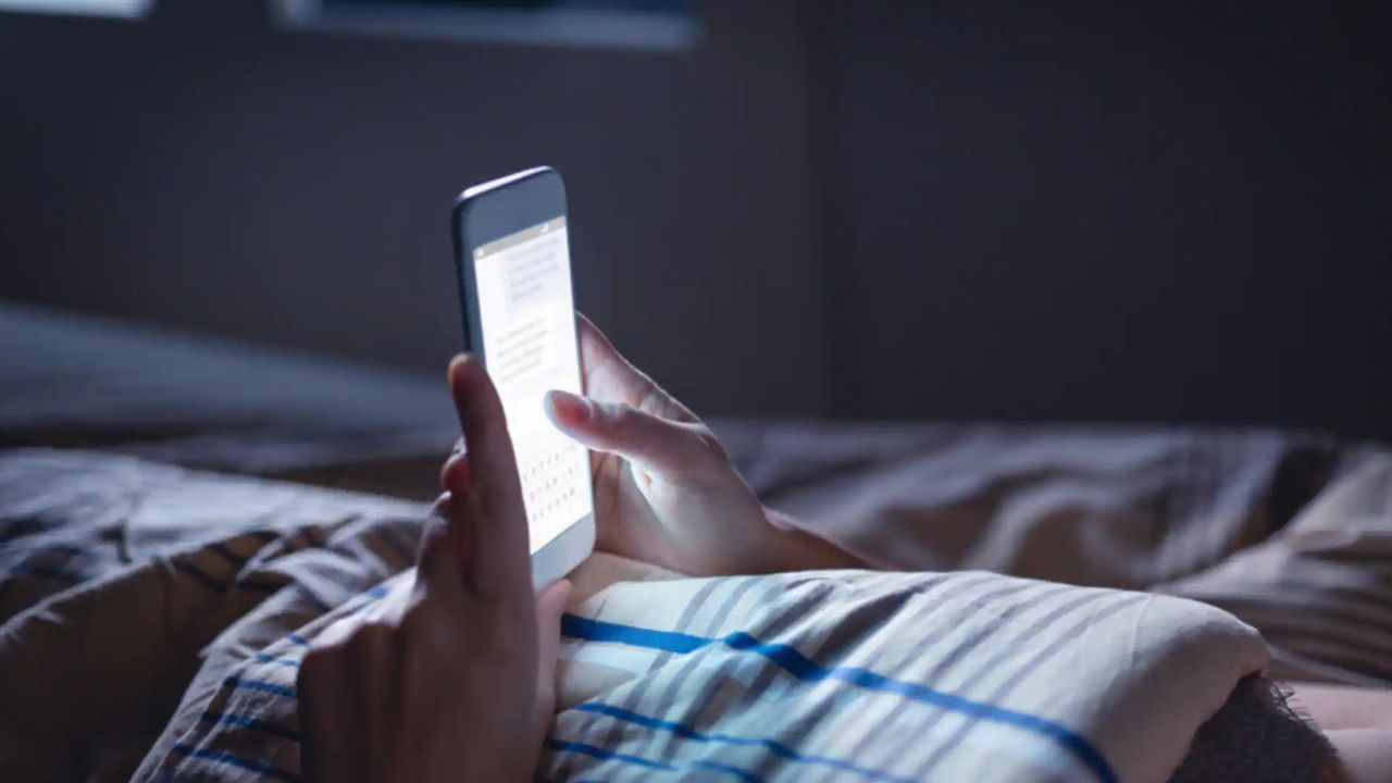 మొబైల్ ఫోన్ ఎక్కువగా వాడుతున్నారా..? సోషల్ మీడియా విడిచి ఉండలేకపోతున్నారా..?