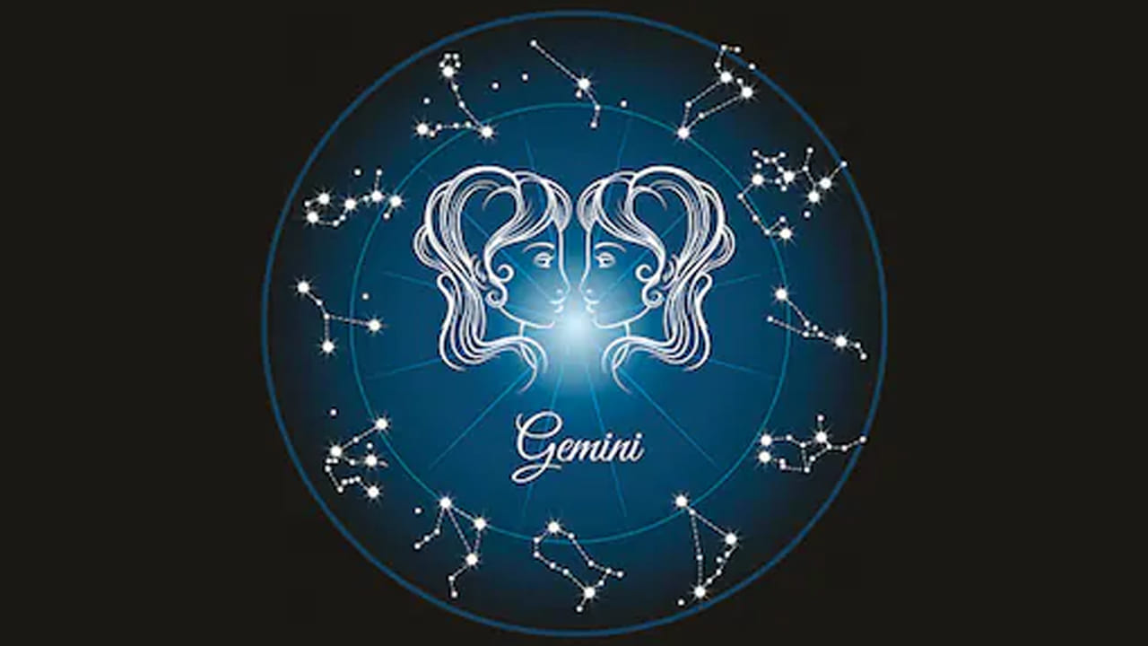 మిథున రాశి : ఈ రాశి  వారికి సెప్టెంబర్ నెల చాలా ఇబ్బందికరంగా ఉంటుంది. శత్రువులు మీపై కుట్రలు పన్నవచ్చు, కాబట్టి జాగ్రత్తగా ఉండటం ముఖ్యం. మీరు ఉద్యోగం చేసే చోట కూడా సమస్యలు అధికం అవుతాయి. అలాగే మీ తోబుట్టువులకు మీకు బంధం బలహీనపడవచ్చును, చికాకులు అధికం అవుతాయి.