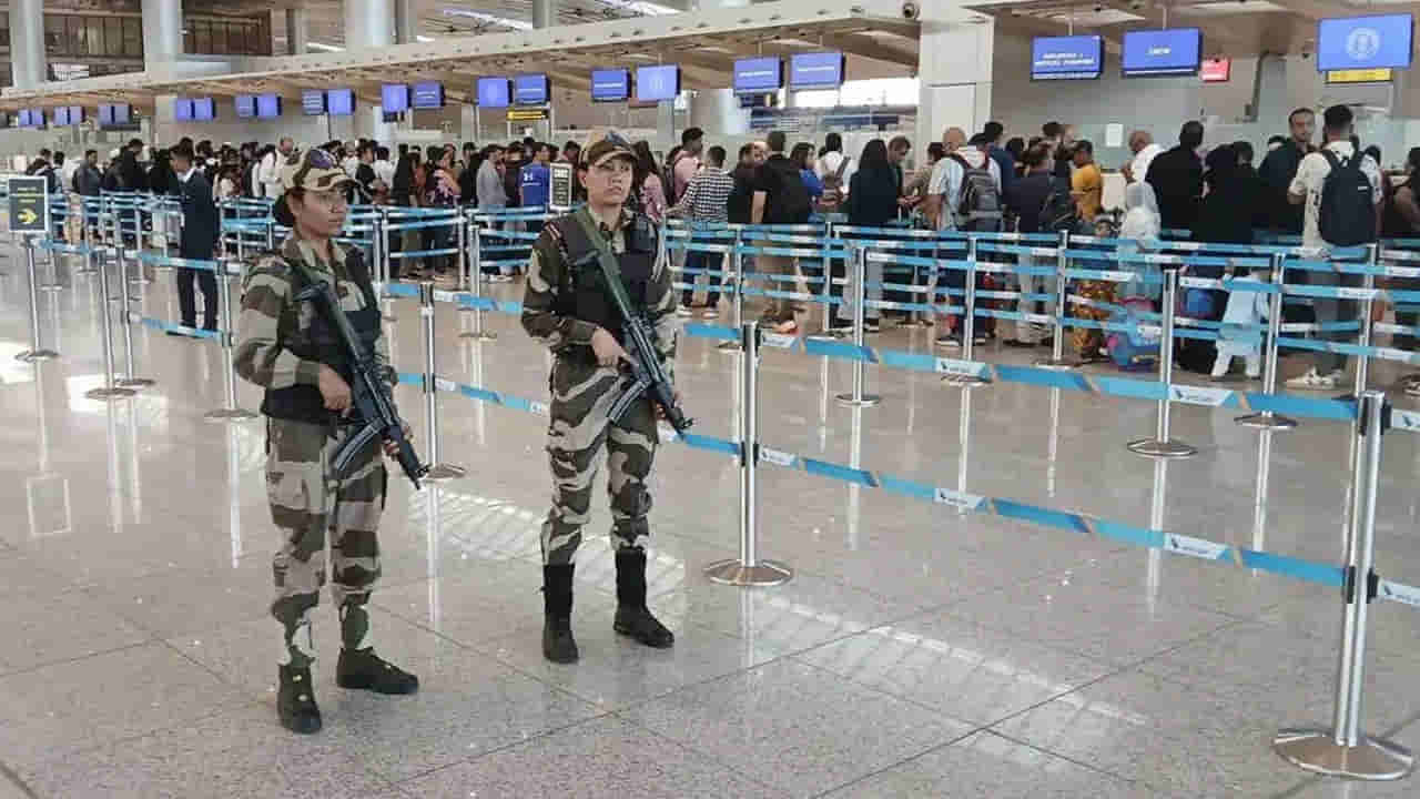 Hyderabad: ఎయిర్పోర్ట్లో తింగరిగా ప్రవర్తిస్తున్న యువతి.. అదుపులోకి తీసుకుని చెక్ చేయగా..