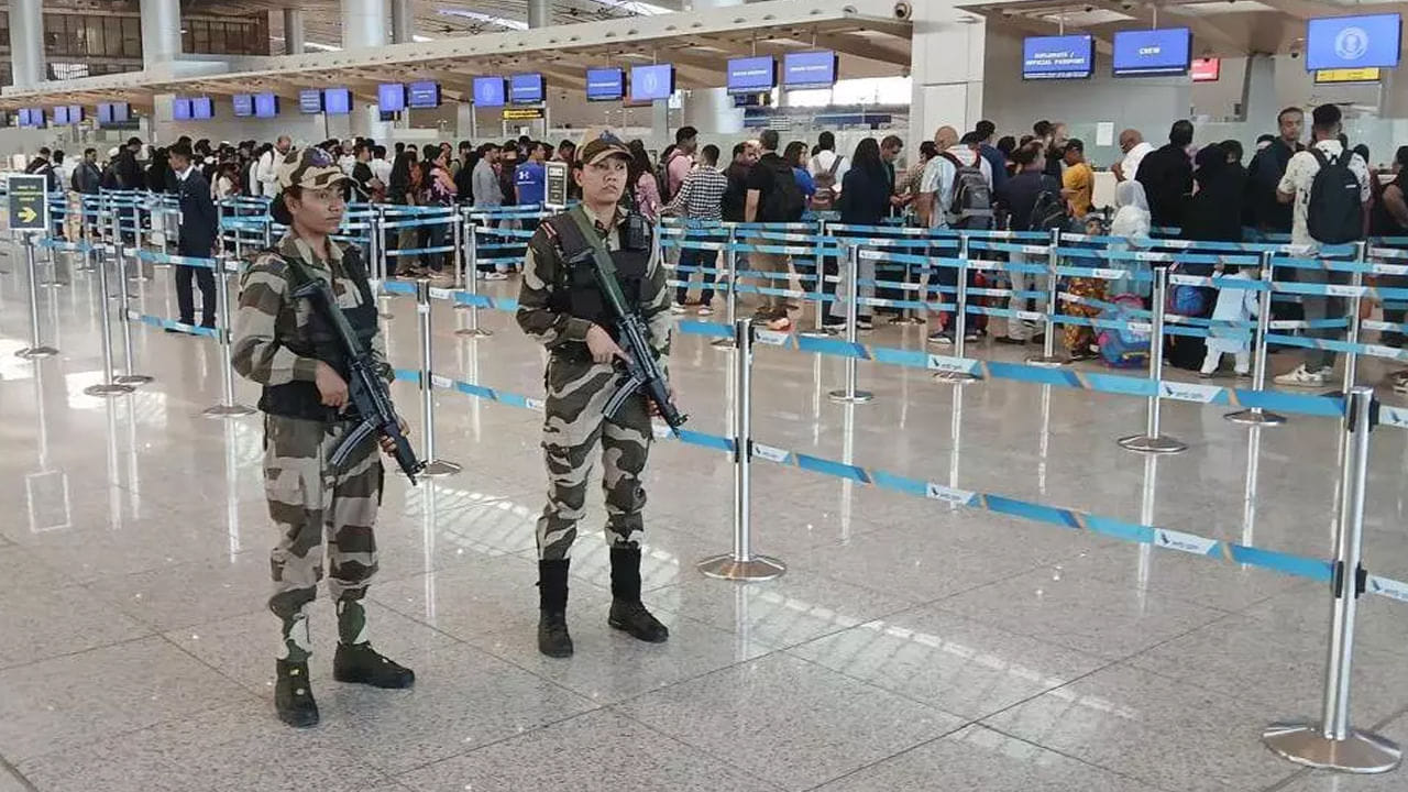 Hyderabad: ఎయిర్పోర్ట్లో తింగరిగా ప్రవర్తిస్తున్న యువతి.. అదుపులోకి తీసుకుని చెక్ చేయగా..