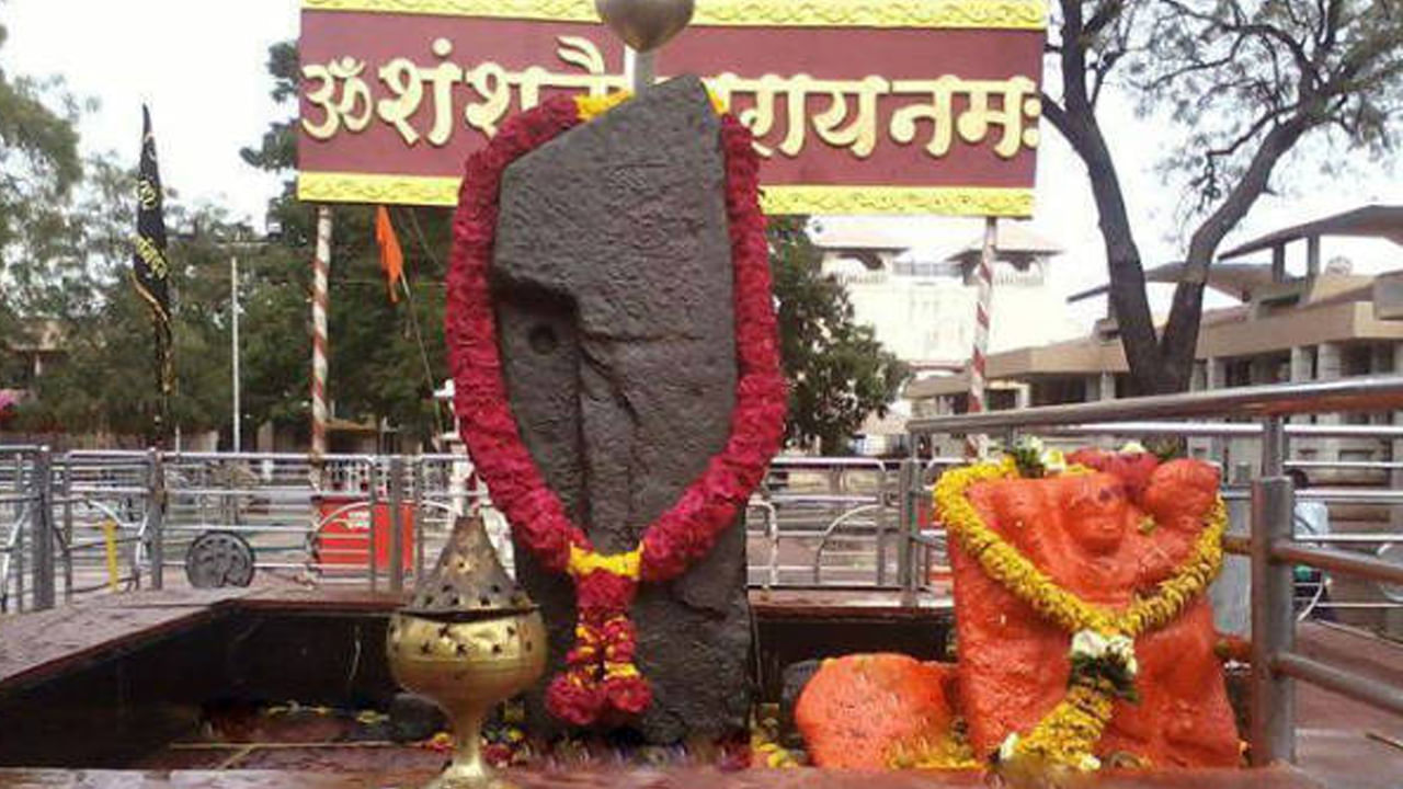 శని శింగణాపూర్ ఆలయం: మహారాష్ట్రలో ఉన్న ఈ ఆలయం శని దేవునికి అంకితం చేయబడింది. ఇక్కడ శని భగవానుడు స్వయంభుగా వెలిసినట్టు నమ్ముతారు. శని దోష నివారణ పూజ చేయడానికి, శని దుష్ప్రభావాల నుండి ఉపశమనం పొందడానికి భక్తులు ఈ ఆలయాన్ని సందర్శిస్తారు. దీనివల్ల శని దోషం దూరం అవుతందని నమ్మకం.