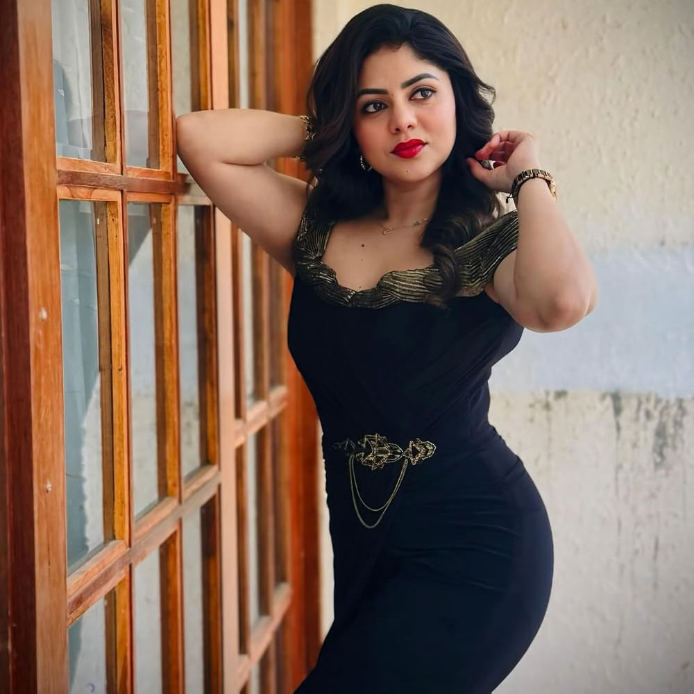 బుల్లితెరపై పవర్ ఫుల్ లేడీ విలన్. నెగిటివ్ షేడ్స్ ఉన్న పాత్రలో అద్భుతమైన నటనతోపాటు.. గ్లామర్ లుక్స్ లో అలరిస్తుంది ఈ వయ్యారి. సీరియల్లో కుట్రలు, ప్లానులతో నిత్యం జనాలకు చిరాకు తెప్పించే ఈ అమ్మడు.. నెట్టింట మాత్రం మోడ్రన్ డ్రెస్సులలో గ్లామర్ లుక్ లో షాకిస్తుంది. ఇంతకీ ఆమె ఎవరో తెలుసా.. ? 