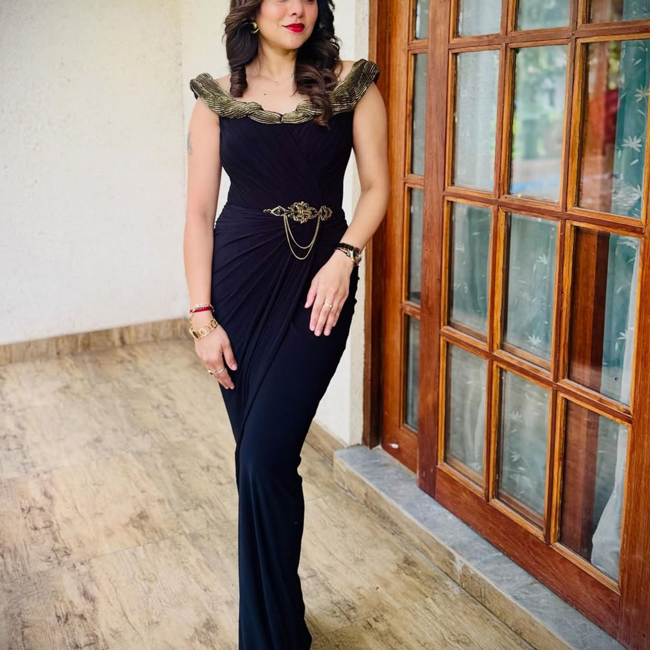 బుల్లితెరపై పవర్ ఫుల్ లేడీ విలన్. నెగిటివ్ షేడ్స్ ఉన్న పాత్రలో అద్భుతమైన నటనతోపాటు.. గ్లామర్ లుక్స్ లో అలరిస్తుంది ఈ వయ్యారి. సీరియల్లో కుట్రలు, ప్లానులతో నిత్యం జనాలకు చిరాకు తెప్పించే ఈ అమ్మడు.. నెట్టింట మాత్రం మోడ్రన్ డ్రెస్సులలో గ్లామర్ లుక్ లో షాకిస్తుంది. ఇంతకీ ఆమె ఎవరో తెలుసా.. ? 