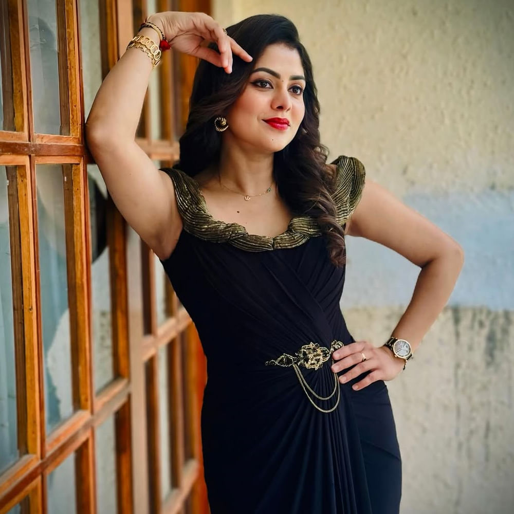 ఇక ఈ అమ్మడు ఫిట్నెస్, లుక్స్ ముందు సీరియల్ హీరోయిన్లు సైతం సరితూగరు. సోషల్ మీడియాలో నిత్యం గ్లామర్ ఫోటోషూట్స్ షేర్ చేస్తూ నెట్టింట హాట్ టాపిక్ అవుతుంటుంది. 1990 నవంబర్ 20న ఈ అమ్మడు జన్మించింది. 