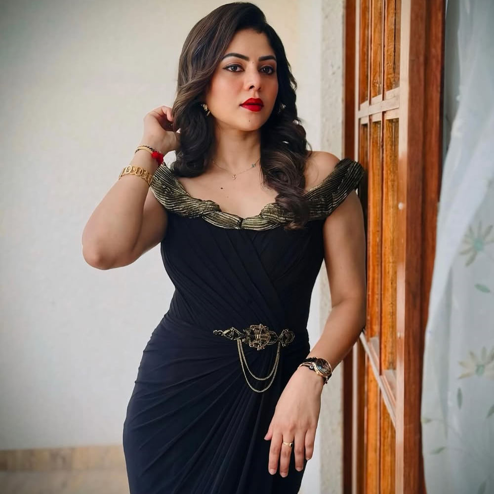 ఇప్పటికే కన్నడలో అనేక సీరియల్స్ చేసిన షర్మిత.. ఇప్పుడు బ్రహ్మాముడి సీరియల్ ద్వారా తెలుగులోనూ మంచి గుర్తింపు తెచ్చుకుంది. స్టైలీష్ లేడీ విలన్ గా కనిపిస్తూ తన నటనతో జనాలను ఆకట్టుకుంటుంది. 