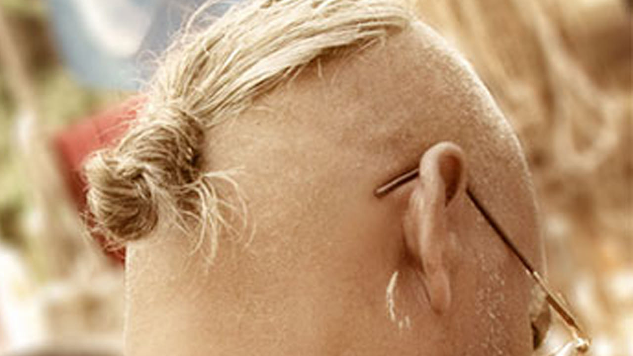 తల గుండు చేయించుకోవడం అనేది వ్యక్తిగత త్యాగానికి చిహ్నం. ఒక వ్యక్తి తన వెంట్రుకలను తొలగించుకున్నప్పుడు, అతను భౌతికవాద ప్రపంచం నుంచి దూరంగా వెళ్ళగలడు. అప్పుడు అతను భౌతికేతర కోణంలో జీవితంపై దృష్టి పెట్టగలడు. ఇది అంతిమ చైతన్యం లేదా బ్రహ్మంతో సంబంధాన్ని ఏర్పరచుకునే ఒక మార్గం.