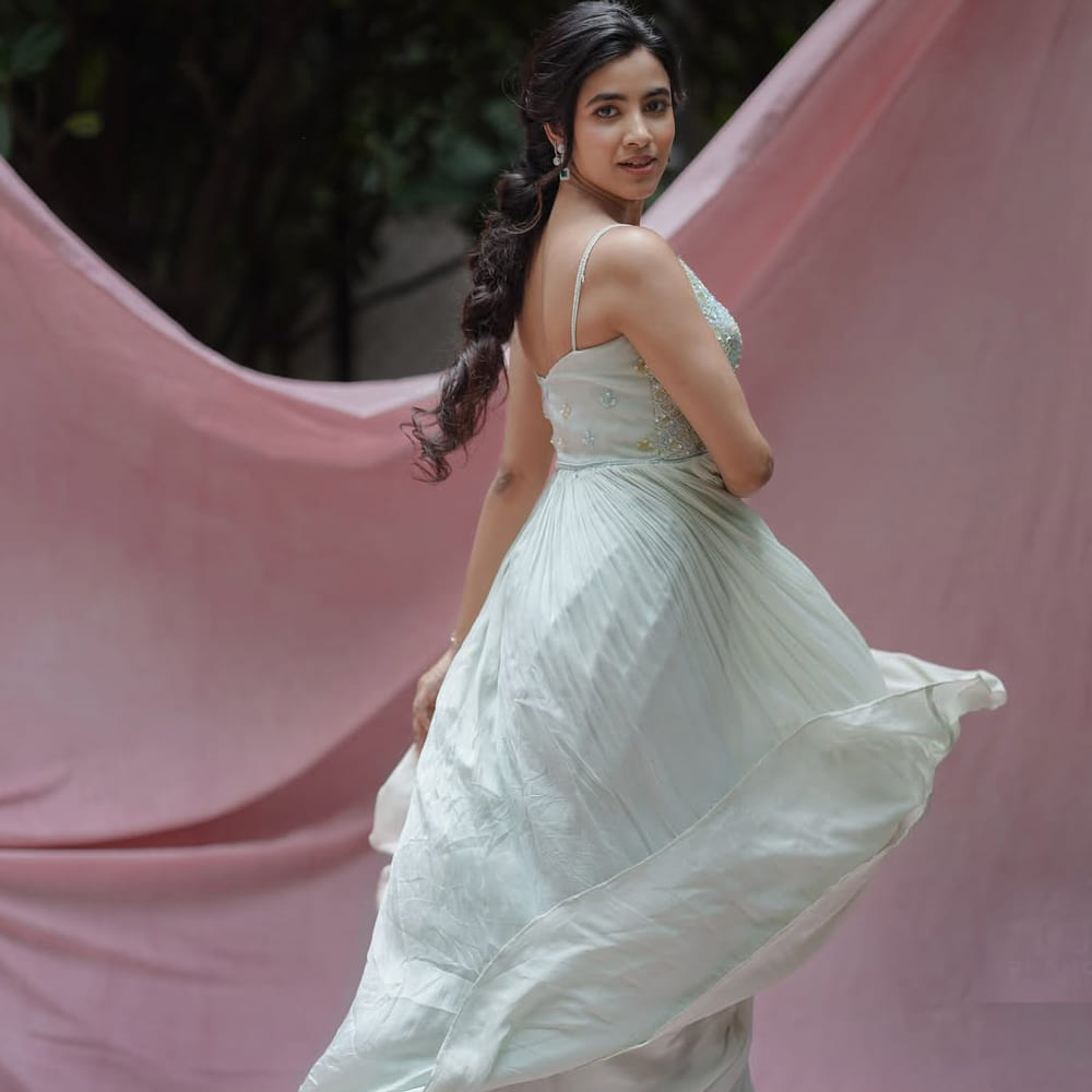 విల్లా మేరీ కాలేజీలో కామర్స్ లో డిగ్రీ పూర్తి చేసింది. అంతర్గత అనే షార్ట్ ఫిల్మ్ తో నటిగా మారింది. 2020లో మిస్టర్ గర్ల్ ఫ్రెండ్ అనే వెబ్ సిరీస్ చేసింది. ఇన్ స్టాలో చూసి అంబాజీపేట మ్యారేజీ బ్యాండు చిత్రంలో ఛాన్స్ వచ్చిందని తెలిపింది. 