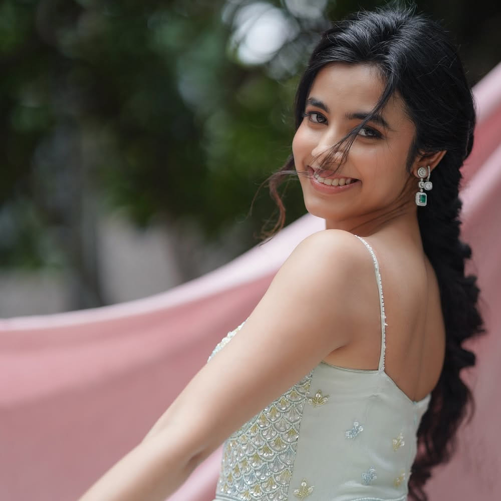 ఈ సినిమాలో కాత్యాయని పాత్రలో కథానాయికగా కనిపించిన శివాని నాగారం ఎవరా అని తెగ సెర్చ్ చేస్తు్న్నారు. నటిగానే కాకుండా సింగర్ కమ్ కూచిపూడి డ్యాన్సర్ కూడా. 1998లో హైదరాబాద్ లో జన్మించిన ఈ అమ్మడు చిన్నతనం నుంచే కూచిపూడి నేర్చుకుంది. 