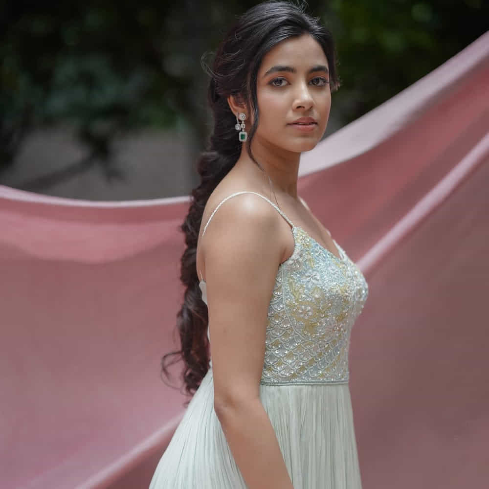  ఖాళీ సమయంలో పిల్లలకు మ్యూజిక్, డ్యాన్స్ నేర్పిస్తూ ఉంటుంది. తన తమ్ముడితో కలిసి సాంగ్స్ పాడుతూ ఆ వీడియోలను సోషల్ మీడియాలో షేర్ చేస్తుంది. తొలి సినిమా కంటే ముందు జాతిరత్నాలు లో న్యూస్ ప్రెజెంటర్ గా చిన్న పాత్రలో నటించింది. 