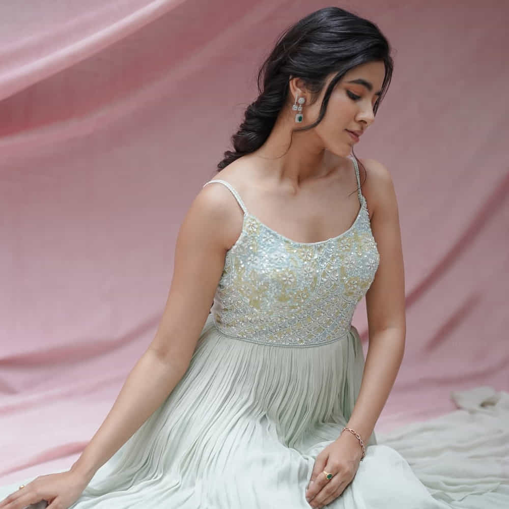లిటిల్ హార్ట్స్ సినిమాలో కాత్యాయనిగా కుర్రాళ్ల మనసు కొల్లగొట్టేస్తుంది. ప్రస్తుతం సుహాస్ హీరోగా హే భగవాన్ సినిమాలో హీరోయిన్ గా నటించింది. ఇప్పుడు ఈ బ్యూటీ ఫోటోస్ సోషల్ మీడియాలో తెగ వైరలవుతున్నాయి. 