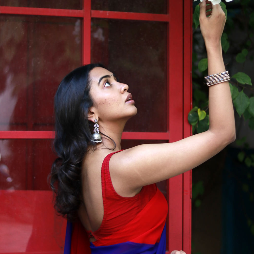 ఇక ఈ అమ్మడు సినిమాలతో కంటే సోషల్ మీడియాలో చాలా యాక్టివ్ గా ఉంటుంది. రెగ్యులర్ గా ఫోటోలు, వీడియోలు షేర్ చేస్తూ అభిమానులను ఆకట్టుకుంటూ ఉంటుంది. తాజాగా ఈ ముద్దుగుమ్మ చీరకట్టులో కత్తిలాంటి ఫోటోలు షేర్ చేస్తూ అభిమానులను ఆకట్టుకుంటుంది.