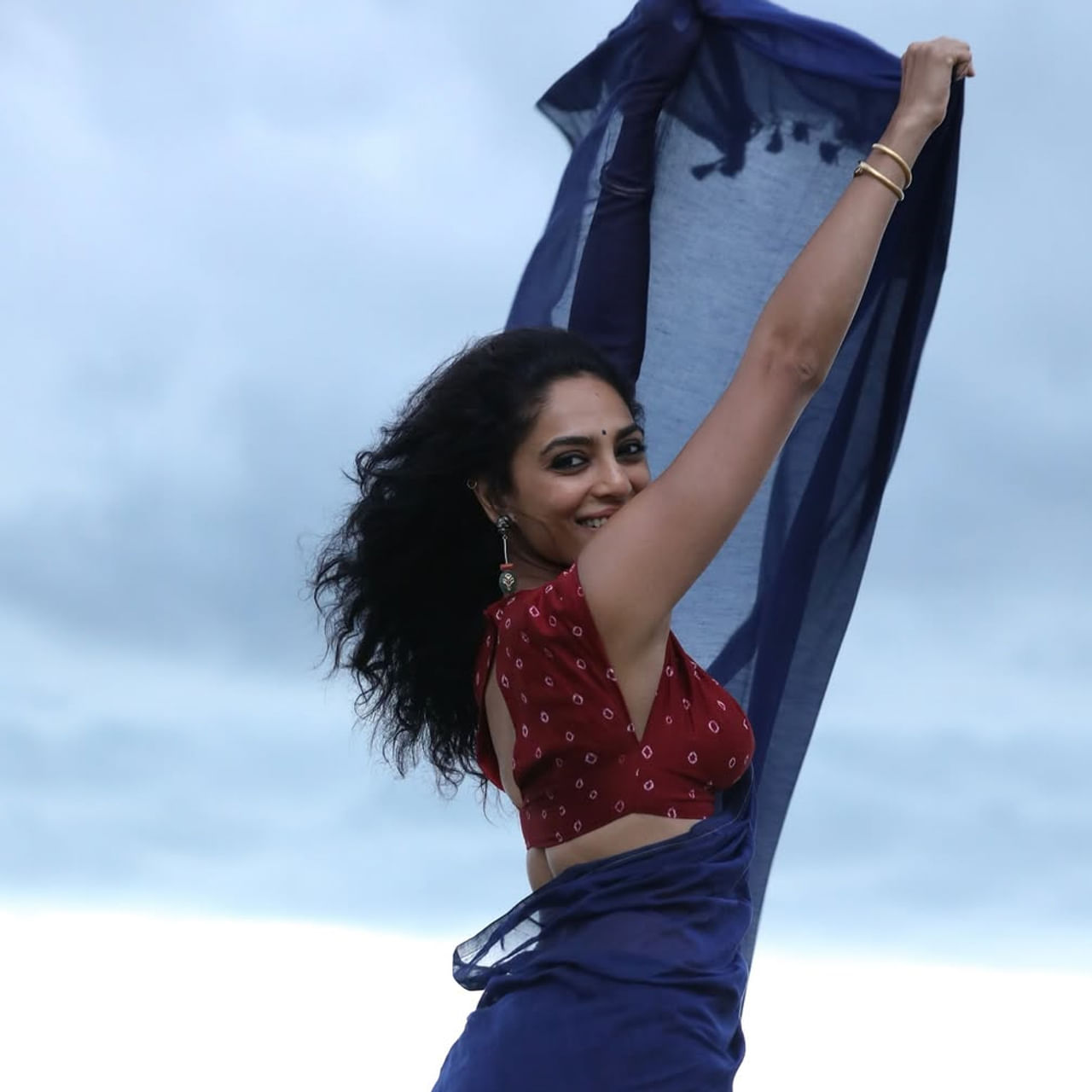 టాలీవుడ్ హీరోయిన్ అక్కినేని ఇంటి కోడలు శోభిత ధూళిపాళ గురించి ప్రత్యేకంగా చెప్పక్కర్లేదు. రామన్ రాఘవన్ సినిమాతో సినీరంగంలోకి అడుగుపెట్టింది. ఎక్కువగా హిందీ సినిమాల్లో నటించి మెప్పించింది. హిందీతోపాటు తెలుగులోనూ పలు సినిమాల్లో  కనిపించింది. 