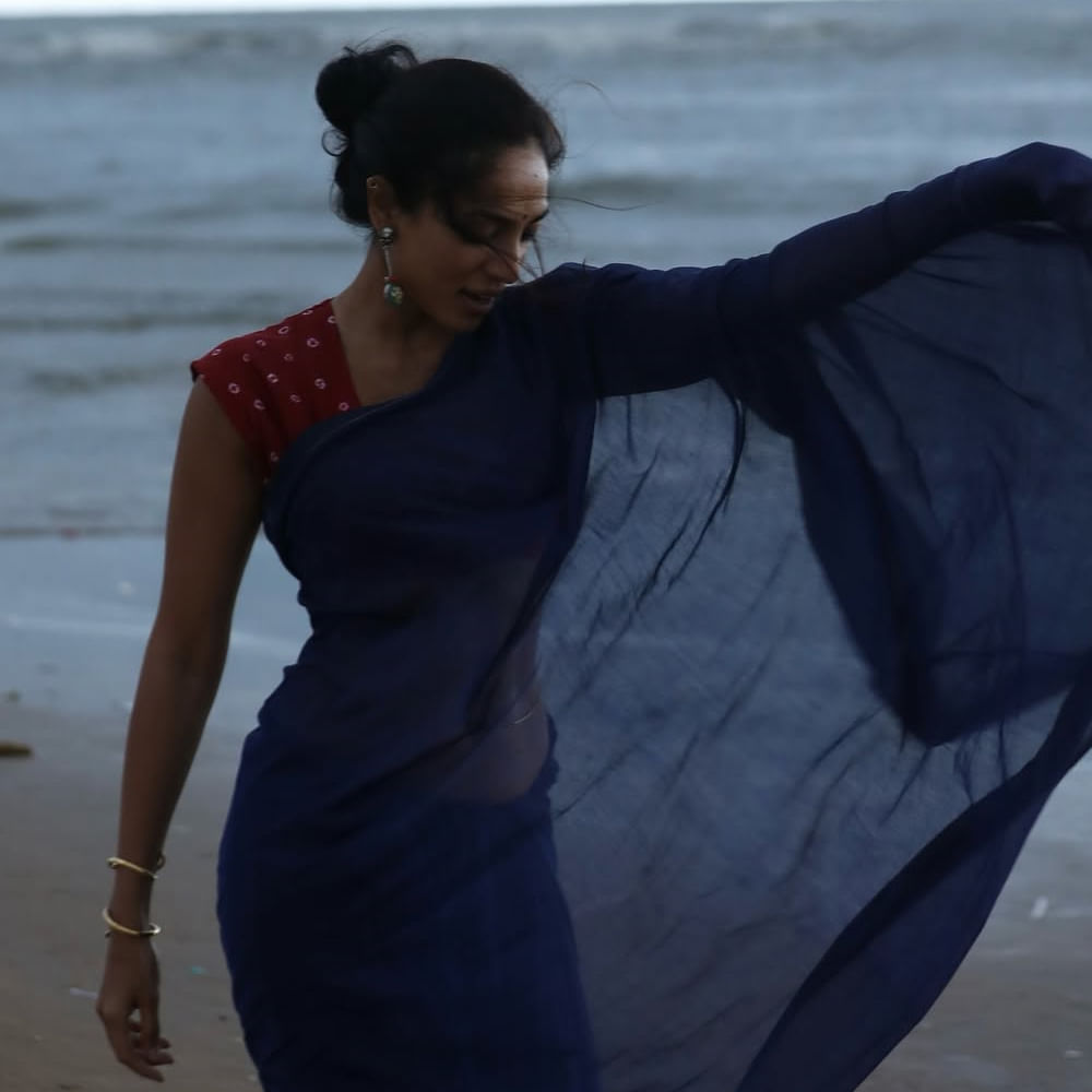 గతేడాది అక్కినేని హీరో నాగచైతన్యను పెళ్లి చేసుకుంది. వీరిద్దరి వివాహం అన్నపూర్ణ స్టూడియోస్  లో జరిగింది. పెళ్లి తర్వాత సినిమాలకు దూరంగా ఉన్న శోభితా సోషల్ మీడియాలో మాత్రం చాలా యాక్టివ్ గా ఉంటుంది. 