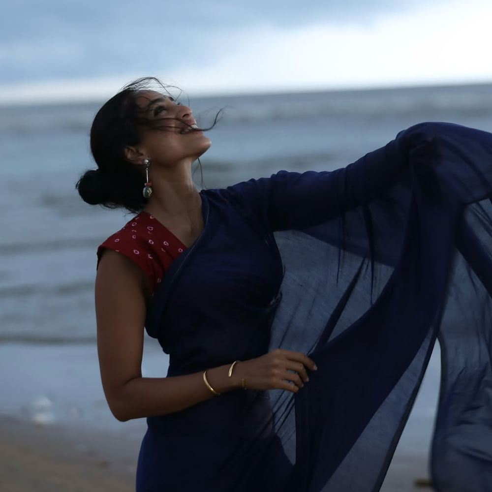 సోషల్ మీడియాలో చాలా యాక్టివ్ గా ఉంటున్న శోభితా... నిత్యం ఏదోక పోస్ట్ చేస్తూ సందడి చేస్తుంటుంది. ఇటీవలే సెట్ లో  వంటలు చేస్తున్న ఫోటోస్ షేర్ చేసి ఆశ్చర్యపరిచింది. ఇక చీరకట్టులో  అందమైన ఫోటోస్ పంచుకుంది. 