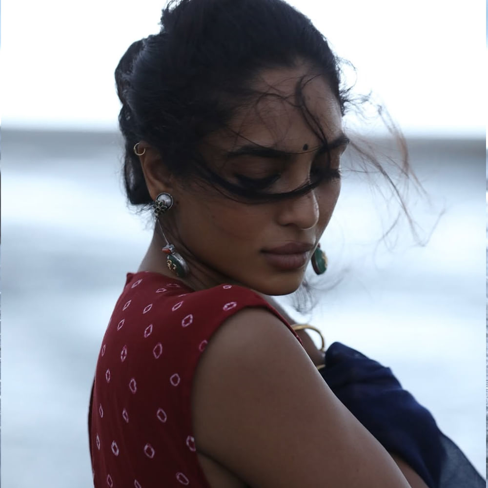 సముద్ర తీరంలో నీలిరంగు చీరకట్టులో సింపుల్ గా కనిపిస్తుంది. 2013లో మిస్ ఇండియా అందాల పోటీల్లో రెండో స్థానం సొంతం చేసుకుంది శోభిత. ఆ తర్వాత మిస్ ఎర్త్ ఇండియా అందాల పోటీల్లో  భారతదేశం తరపున పాల్గొంది. 