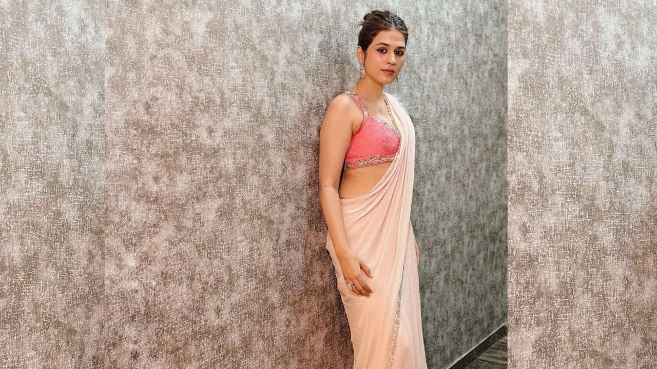 తర్వాత ఈ చిన్నది అల్లు అర్జున్, కాజల్ హీరో, హీరోయిన్లుగా చేసిన డార్లింగ్ సినిమాలో ఛాన్స్ కొట్టేసింది. ఈ మూవీలో ఈ అమ్మడు అందానికి, గ్లామర్కు ప్రతి ఒక్కరూ ఫిదా అయిపోయారు. తన అంద చందాలతో యూత్ ఫేవరెట్ అయిపోయింది ఈ ముద్దుగుమ్మ. తర్వాత మరో చరిత్ర, పీ ఎస్ వి గరుడ వేగా, ఎక్ మినీ కథ , అంటూ పలు సినిమాల్లో మెరిసింది.